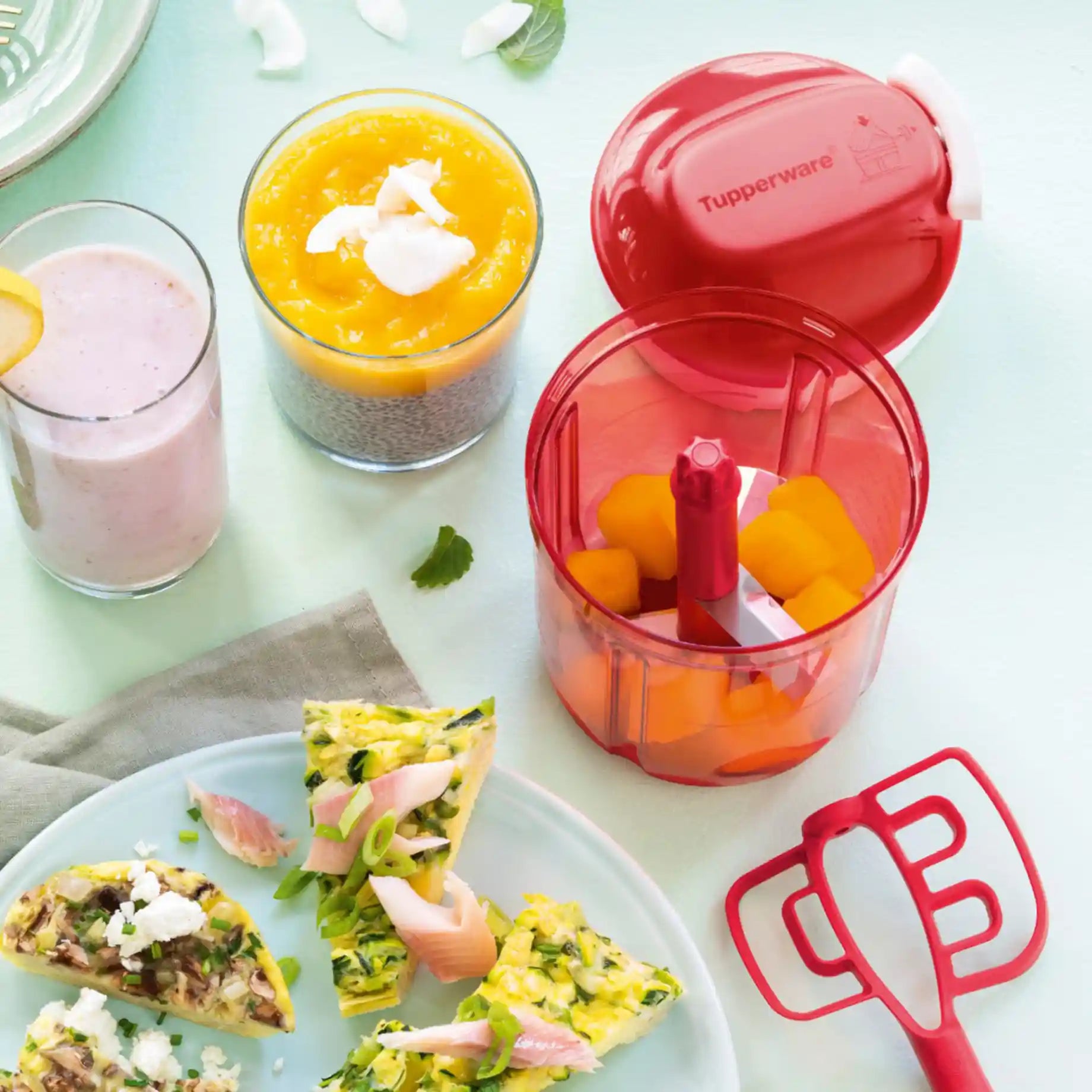 SuperSonic Multi Chef von der Marke Tupperware / Schneidet perfekt Obst, Kräuter und Gemüse / auch zum zubereiten von Smoothies, Pürees und Salatdressings geeignet / mit Quirl Einsatz / Funktioniert ohne Strom mit Zugmechanismus / Hier direkt online kaufen 