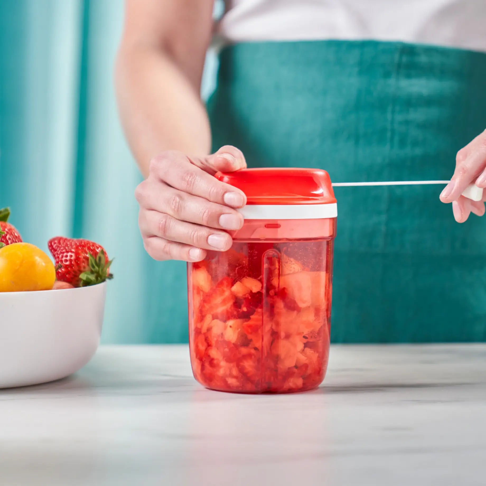 SuperSonic Multi Chef von der Marke Tupperware / Schneidet perfekt Obst, Kräuter und Gemüse / auch zum zubereiten von Smoothies, Pürees und Salatdressings geeignet / mit Quirl Einsatz / Funktioniert ohne Strom mit Zugmechanismus / Hier direkt online kaufen 