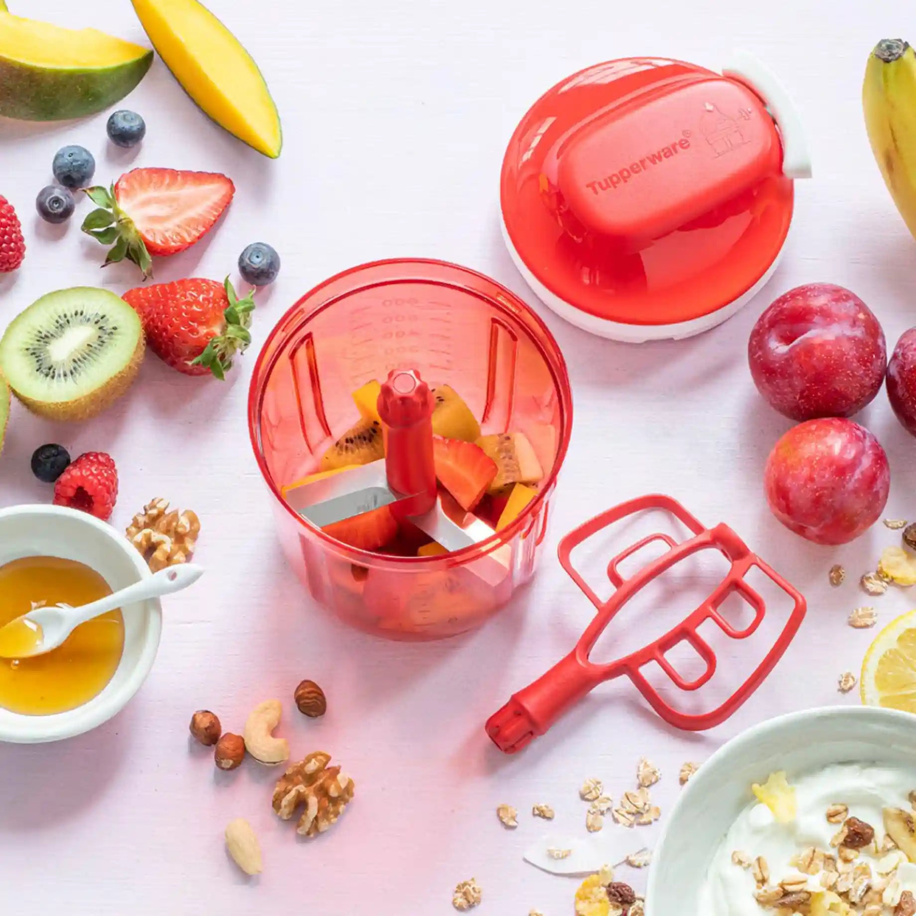 SuperSonic Multi Chef von der Marke Tupperware / Schneidet perfekt Obst, Kräuter und Gemüse / auch zum zubereiten von Smoothies, Pürees und Salatdressings geeignet / mit Quirl Einsatz / Funktioniert ohne Strom mit Zugmechanismus / Hier direkt online kaufen 