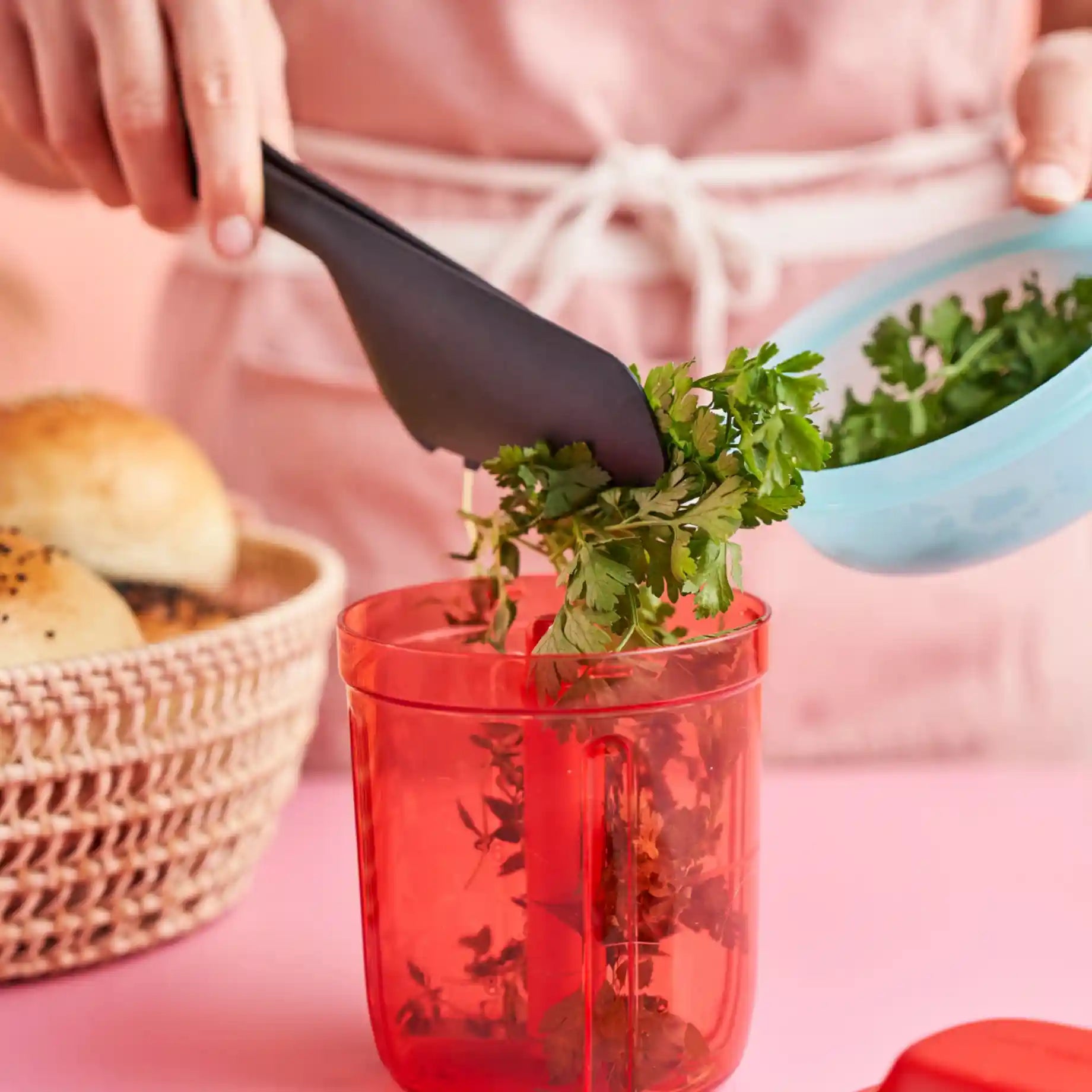 SuperSonic Multi Chef von der Marke Tupperware / Schneidet perfekt Obst, Kräuter und Gemüse / auch zum zubereiten von Smoothies, Pürees und Salatdressings geeignet / mit Quirl Einsatz / Funktioniert ohne Strom mit Zugmechanismus / Hier direkt online kaufen 