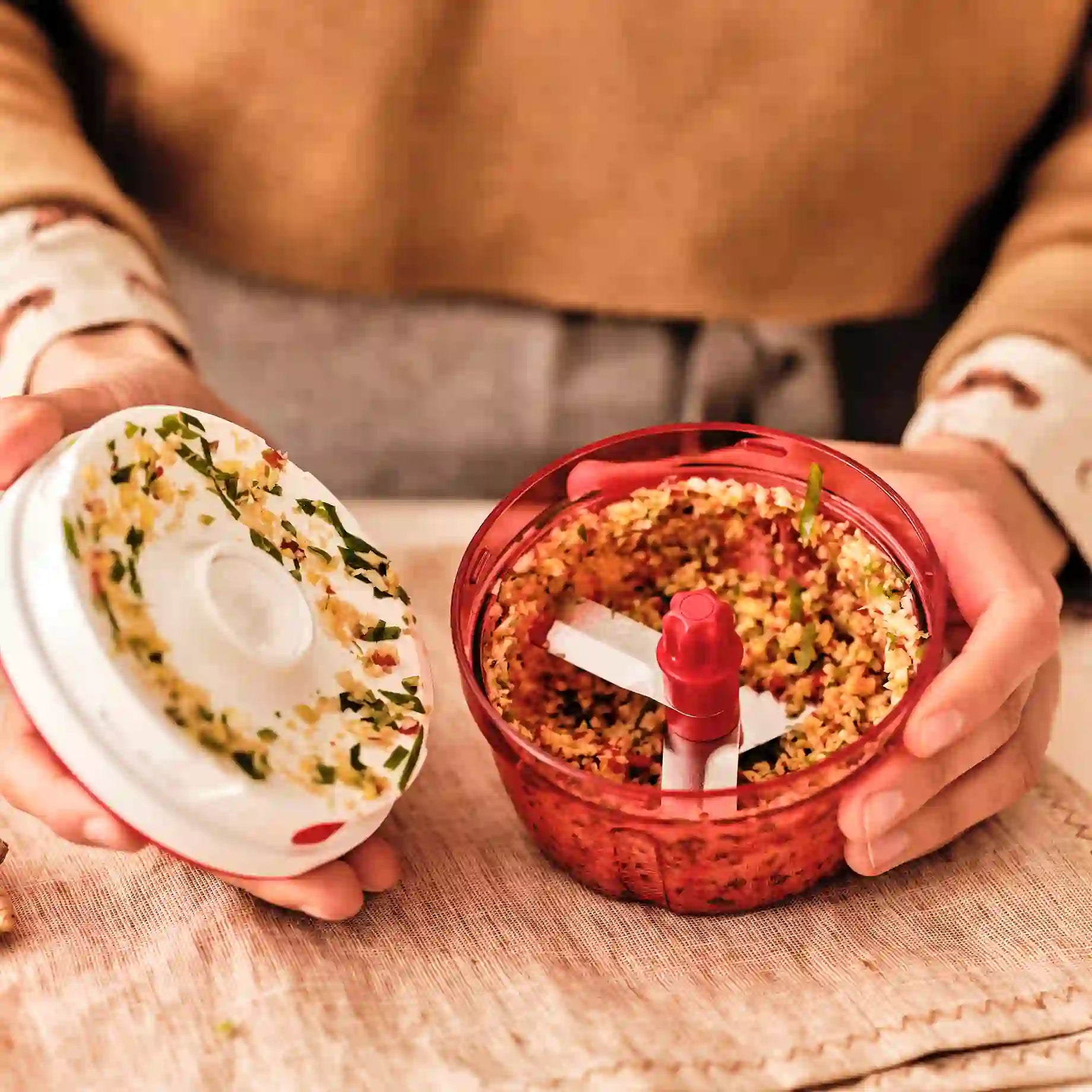SuperSonic Turbo Chef von der Marke Tupperware / Gemüseschneider mit Zugmechanismus / drei Klingen / Zerkleinern ohne Strom / Rutschfester Behälter / Hier direkt online kaufen 