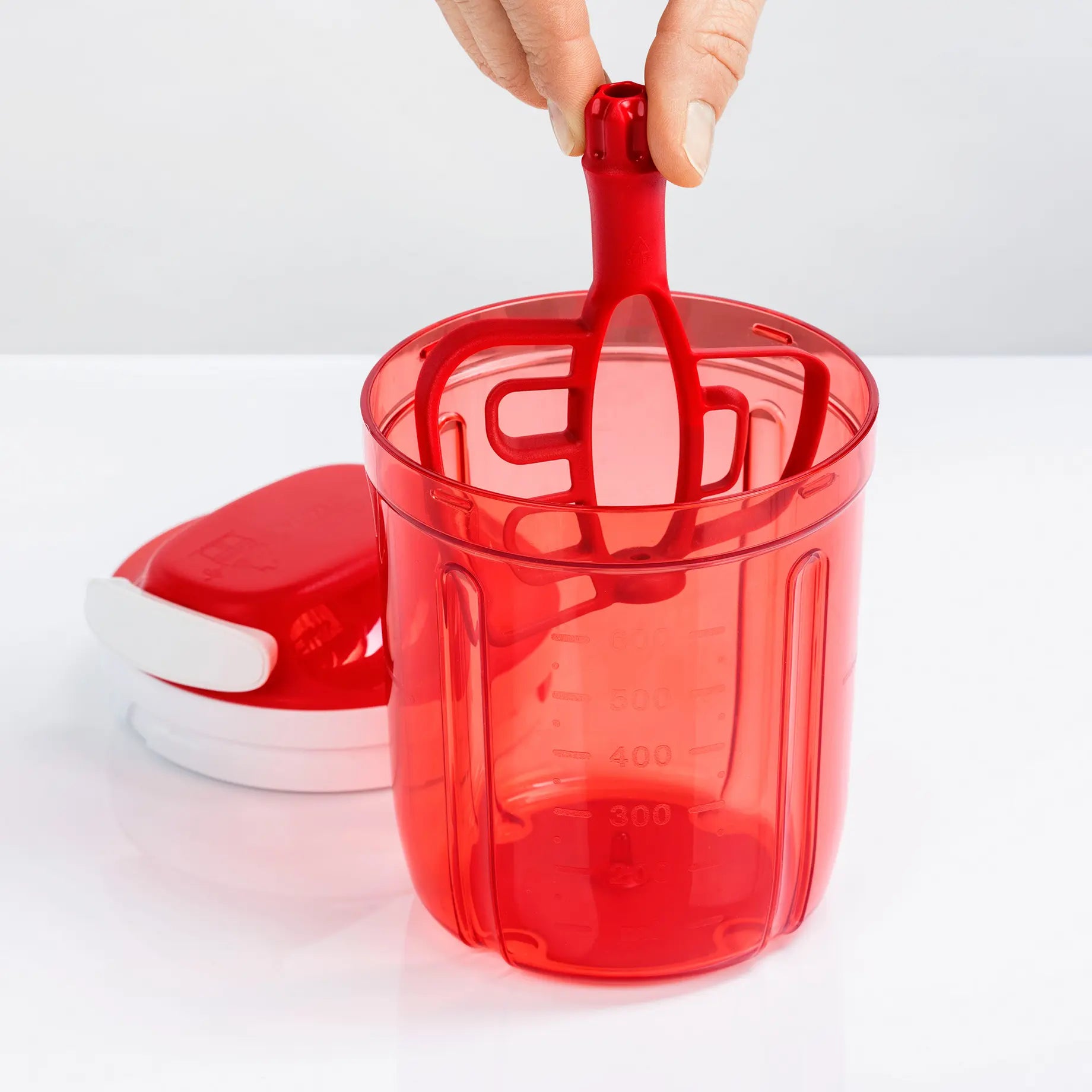 SuperSonic Multi Chef von der Marke Tupperware / Schneidet perfekt Obst, Kräuter und Gemüse / auch zum zubereiten von Smoothies, Pürees und Salatdressings geeignet / mit Quirl Einsatz / Funktioniert ohne Strom mit Zugmechanismus / Hier direkt online kaufen 