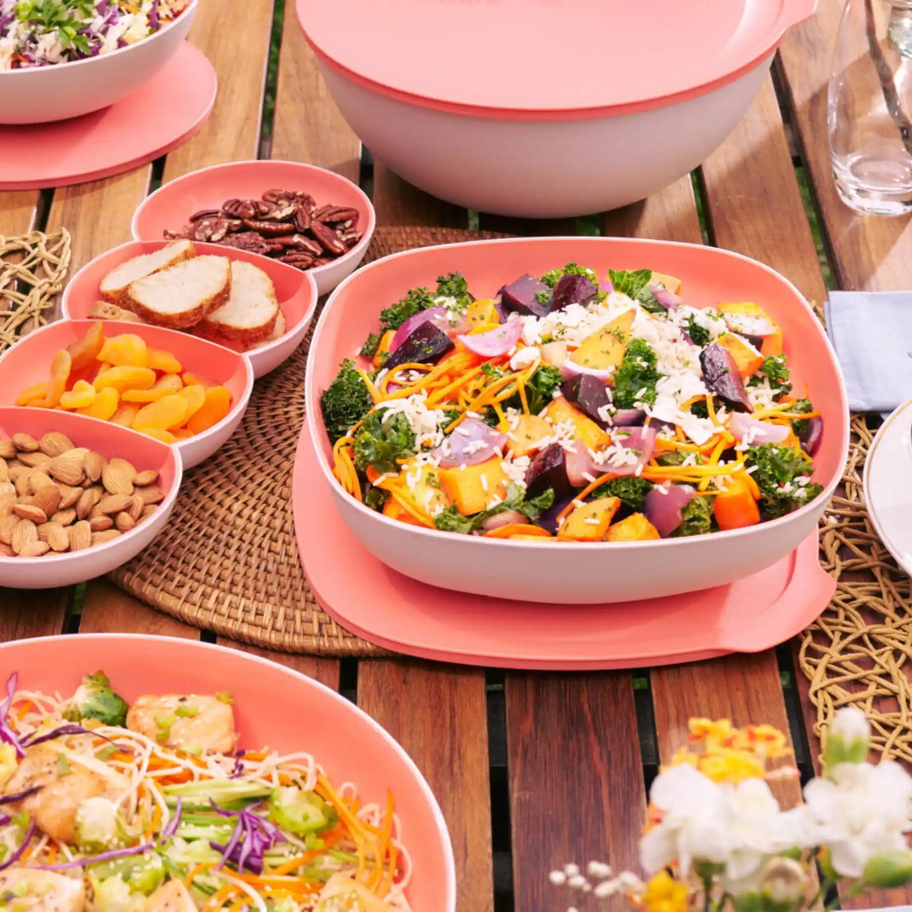 Allegra 2,5L von der Marke Tupperware / in der Farbe Lachs / Salatschüssel / Modular Stapelbar / Luftdicht schließend / Hier direkt online kaufen
