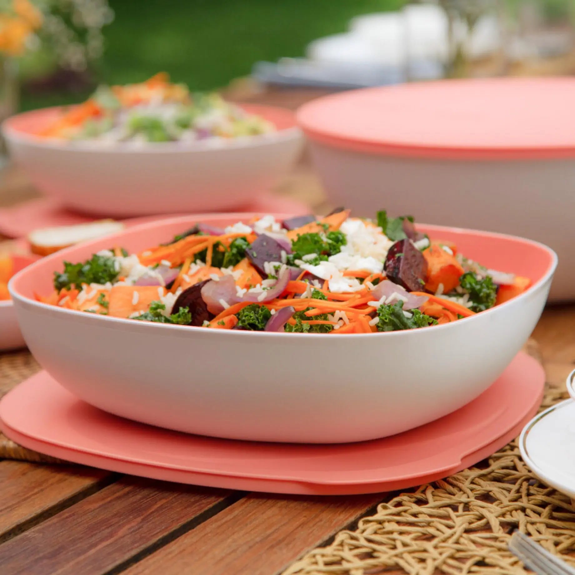 Allegra 2,5L von der Marke Tupperware / in der Farbe Lachs / Salatschüssel / Modular Stapelbar / Luftdicht schließend / Hier direkt online kaufen