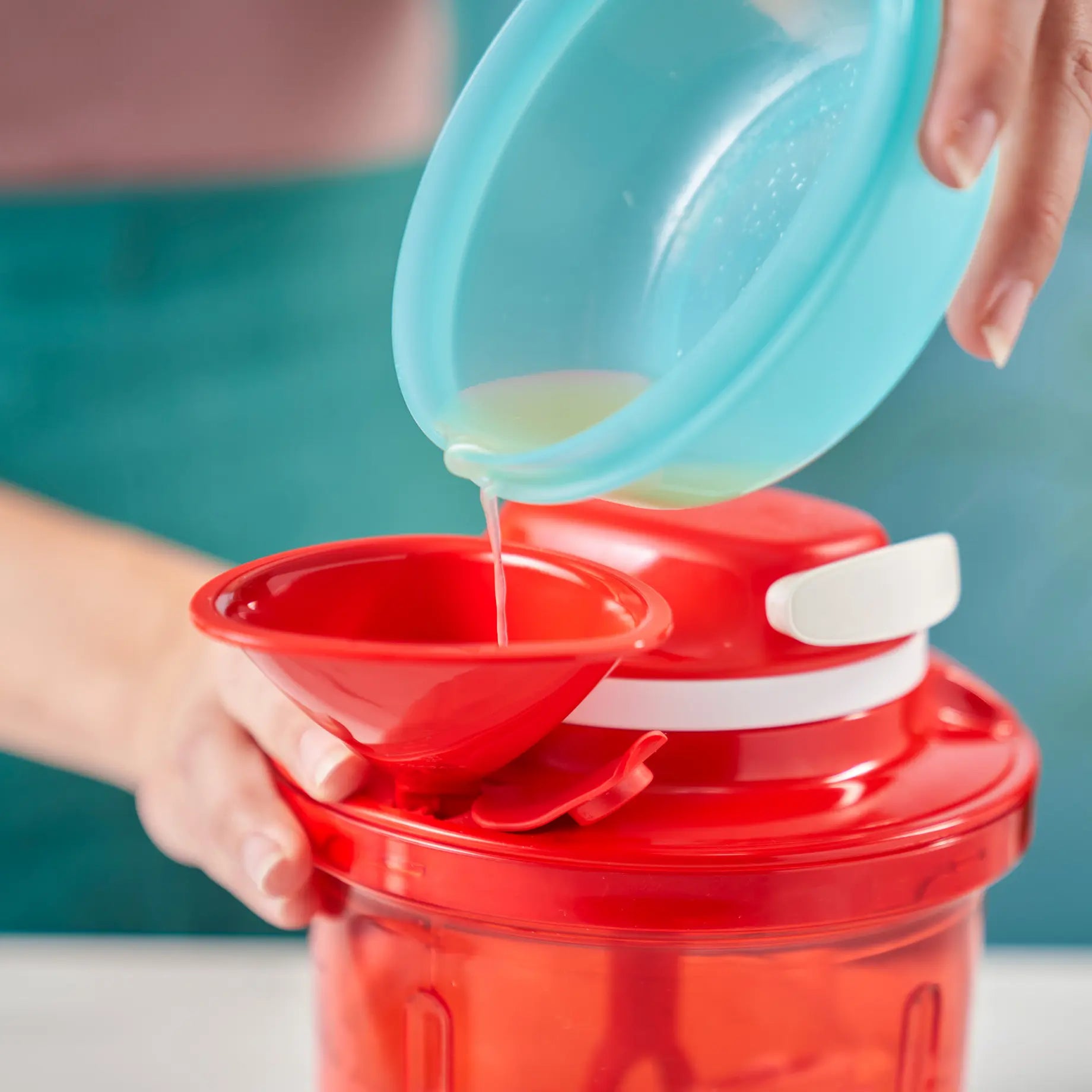 SuperSonic Extra 1,35L  von der Marke Tupperware / zum Schneiden, zerkleinern, pürieren, rühren oder mischen / mit praktischem Zugmechanismus / Energiesparend / Schnell und Praktisch / Stromloser Mixer / Hier direkt online kaufen