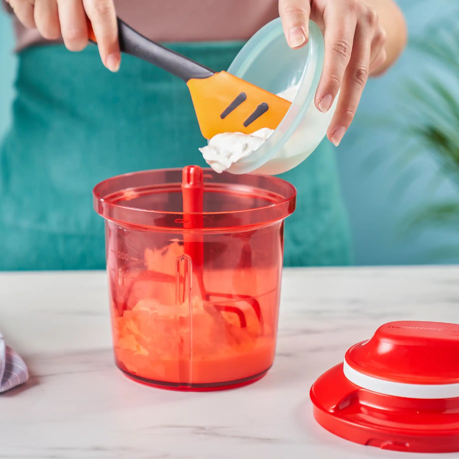 SuperSonic Extra 1,35L  von der Marke Tupperware / zum Schneiden, zerkleinern, pürieren, rühren oder mischen / mit praktischem Zugmechanismus / Energiesparend / Schnell und Praktisch / Stromloser Mixer / Hier direkt online kaufen