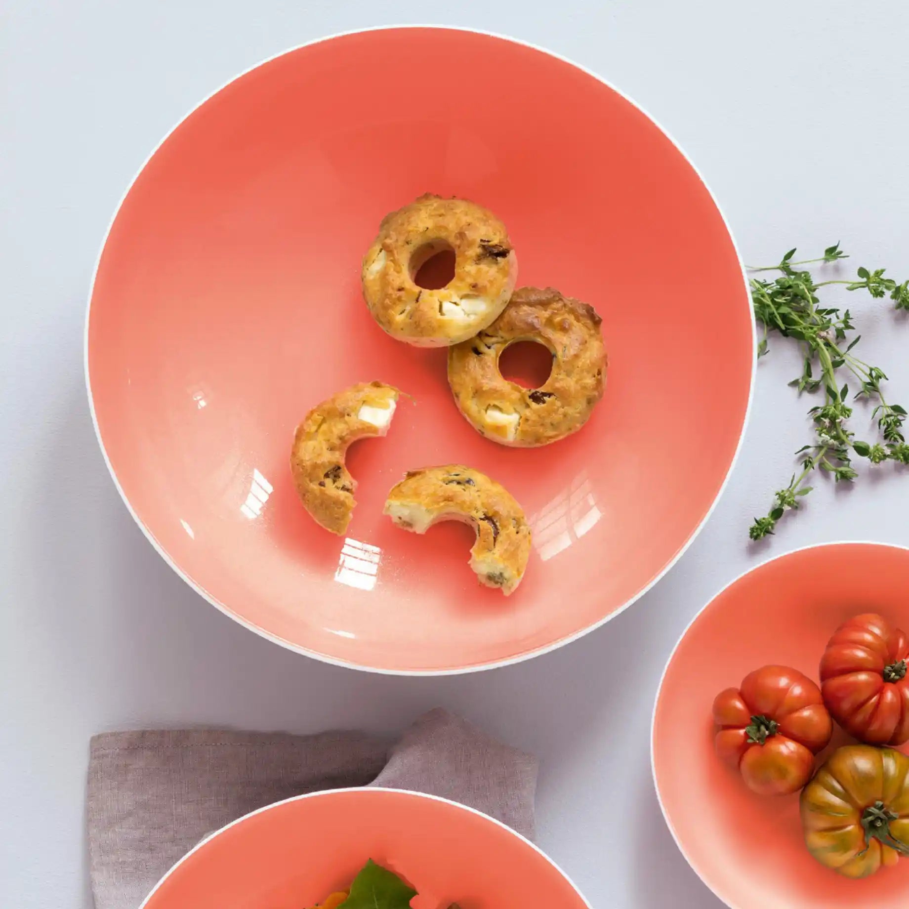 Allegra 3,5 Liter Servierschüssel von der Marke Tupperware / Salatschüssel / in der Farbe Lachs / Modular Stapelbar / dichtschließender Deckel / Hier direkt online kaufen 