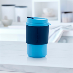 Eco+ Kaffeebecher 350 ml von der Marke Tupperware in der Farbe Blau-Dunkel Blau /  in Trendiger Farbkombination / Umweltfreundlich & Nachhaltig  / Banderole schützt die Finger vor der Hitze und sorgt für einen guten Griff / Perfekt für den Alltag / Hier direkt online kaufen 
