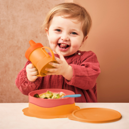 TupperCare Trinklerntasse von der Marke Tupperware / mit Nuckel Deckel / Standfest / Ideal für Sicheres Trinken / Sicherer halt dank 2 großen Halte griffen / mit Fröhlich Bunten Design / Hier direkt online kaufen 