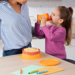 TupperCare Trinklerntasse von der Marke Tupperware / mit Nuckel Deckel / Standfest / Ideal für Sicheres Trinken / Sicherer halt dank 2 großen Halte griffen / mit Fröhlich Bunten Design / Hier direkt online kaufen 
