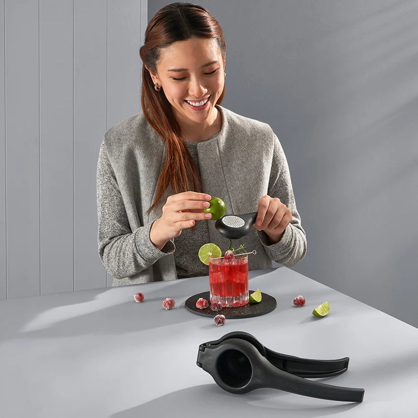 Zest`N Press von der Marke Tupperware / Küchenpresse / Saftpresse / Ideal zum Pressen von Zitrusfrüchten / auch geeignet für Zitronen abrieb / Hier direkt online kaufen 
