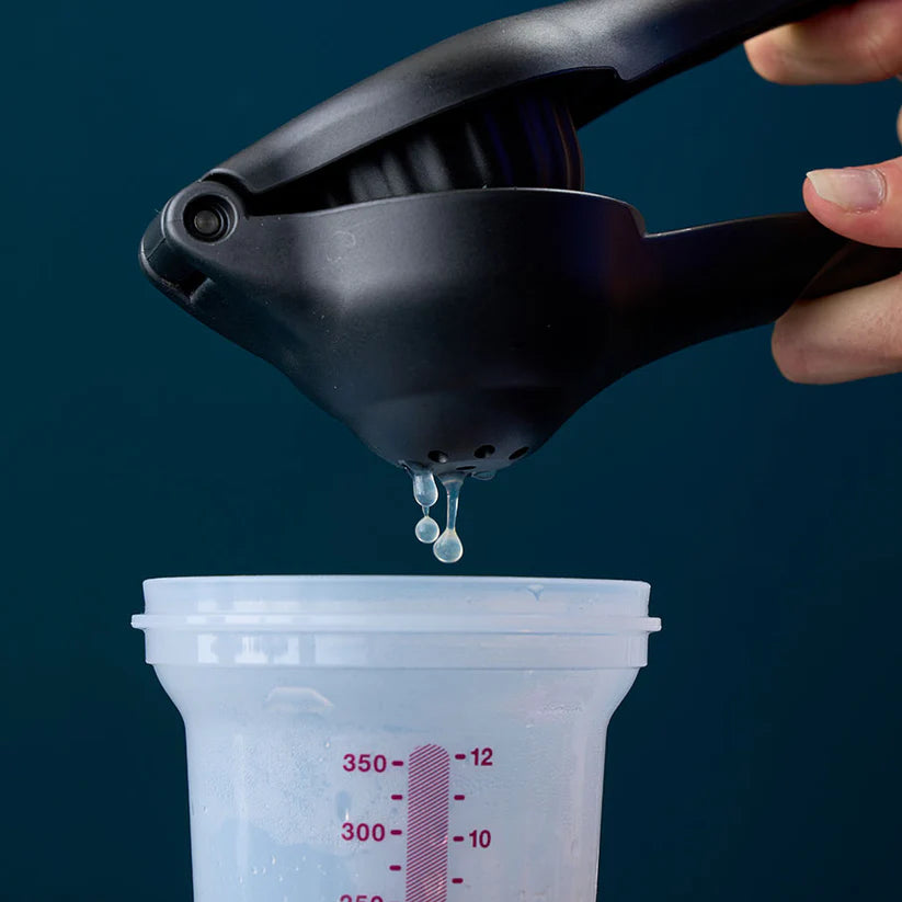 Zest`N Press von der Marke Tupperware / Küchenpresse / Saftpresse / Ideal zum Pressen von Zitrusfrüchten / auch geeignet für Zitronen abrieb / Hier direkt online kaufen 