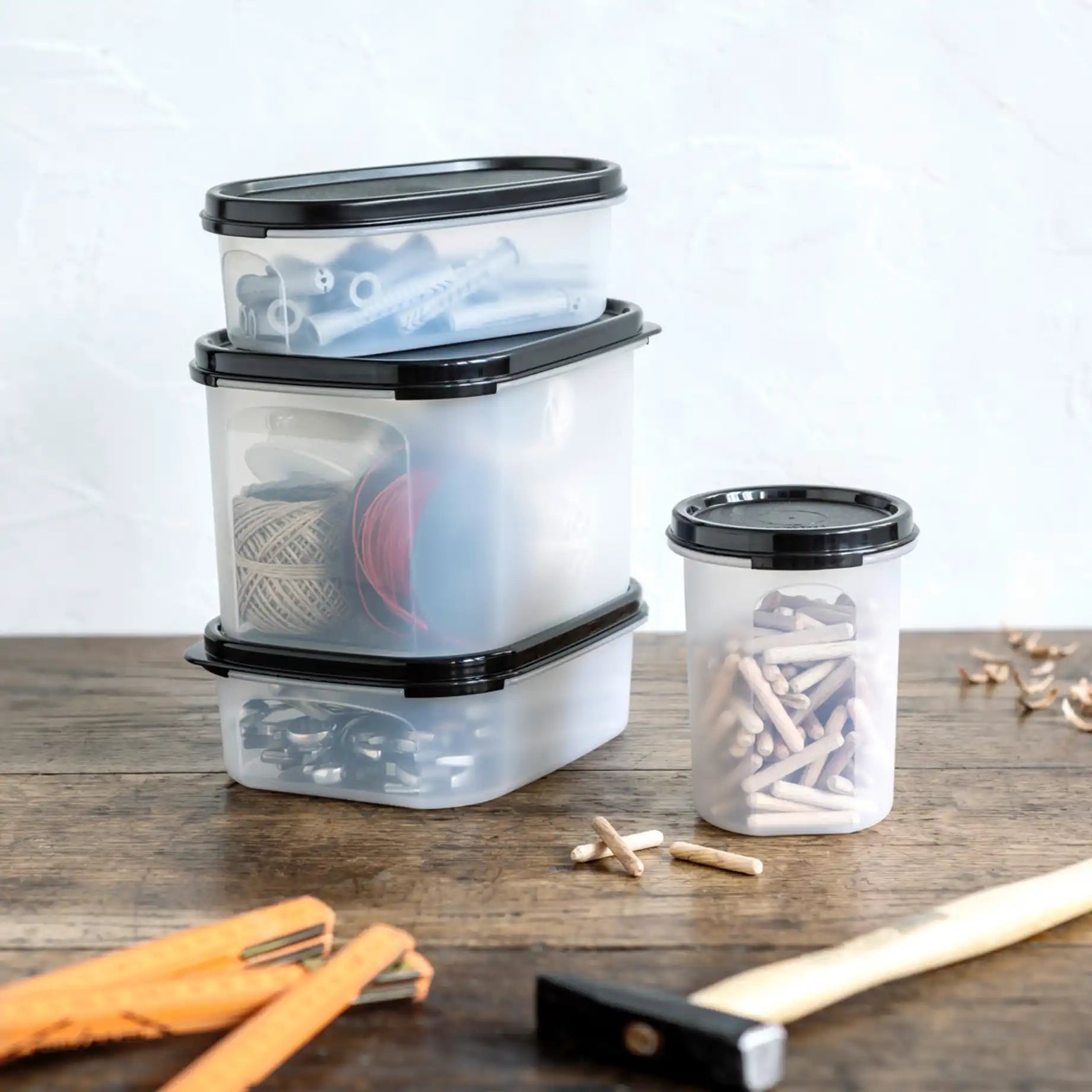 Eidgenosse Rechteckig 4,3 Liter von der Marke Tupperware / Deckelfarbe Schwarz / mit Transparenten Sichtfenster für mehr Übersicht / runde Form für platzsparende Aufbewahrung / dichtschließender Deckel / modular Stapelbar / Vorratsdose / Lebensmittelaufbewahrung / Hier direkt online kaufen 
