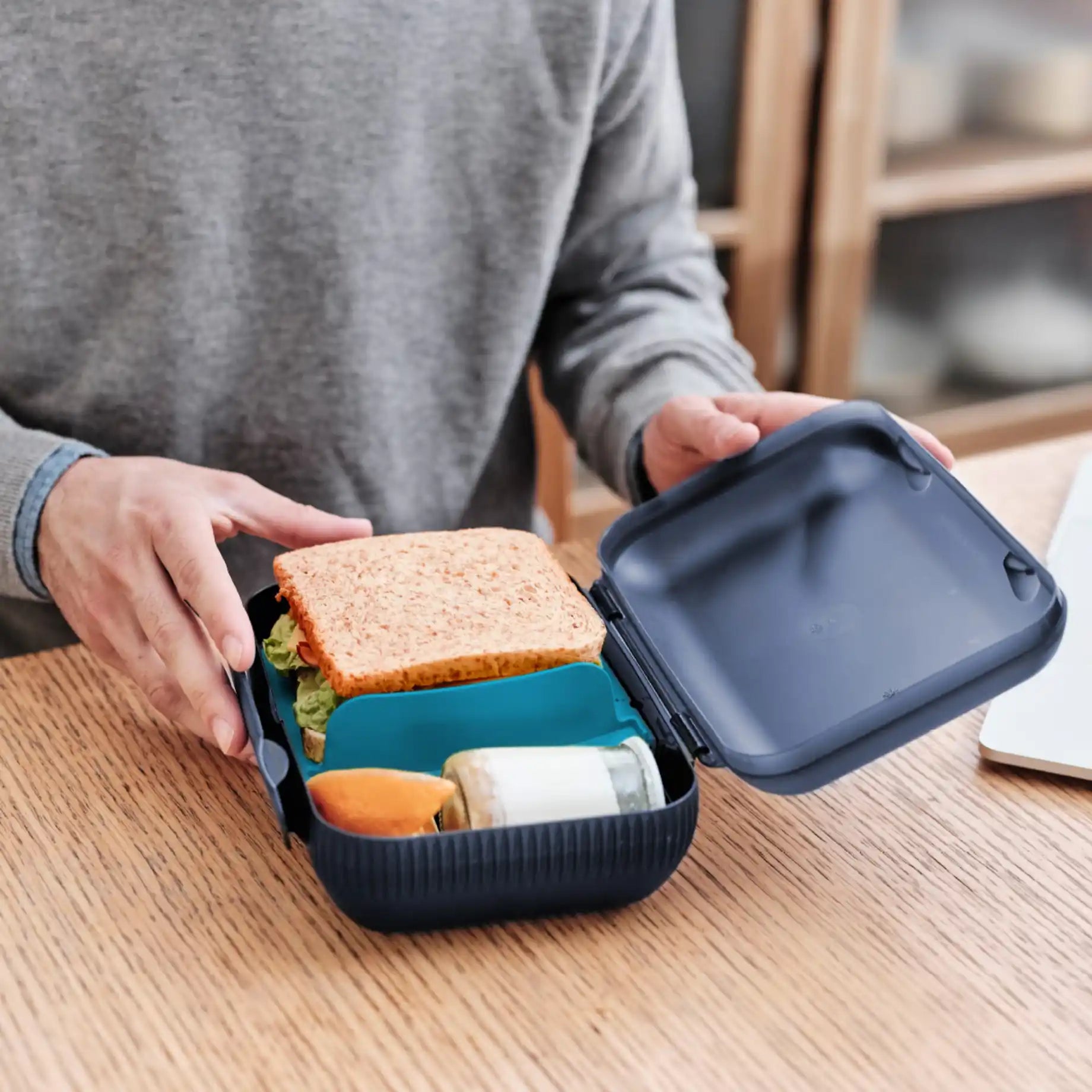Eco+ Lunch-Box von der Marke Tupperware / in der Farbe Dunkelblau / mit Praktischen Fächern / Spülmaschinenfest / Ideal fürs Pausenbrot / Hier direkt online kaufen