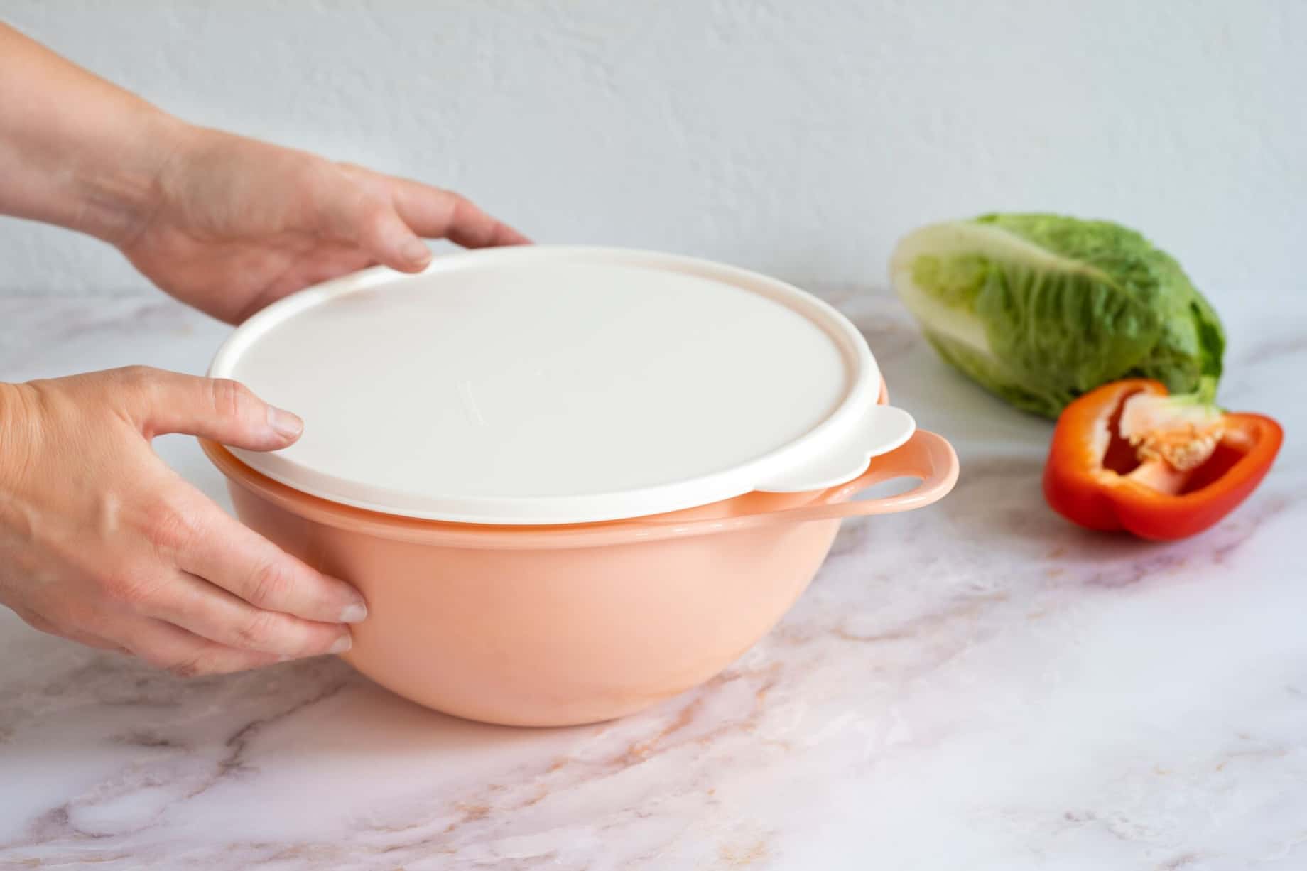 Maximilian 4,5l Rührschüssel von der Marke Tupperware / in der Farbe Peach / mit Luft & Wasserdichtem Deckel / auch Aufbewahrungs- und Servierschüssel / mit Praktischem Griff / Deckel in der Farbe Weiß / Hier direkt online kaufen