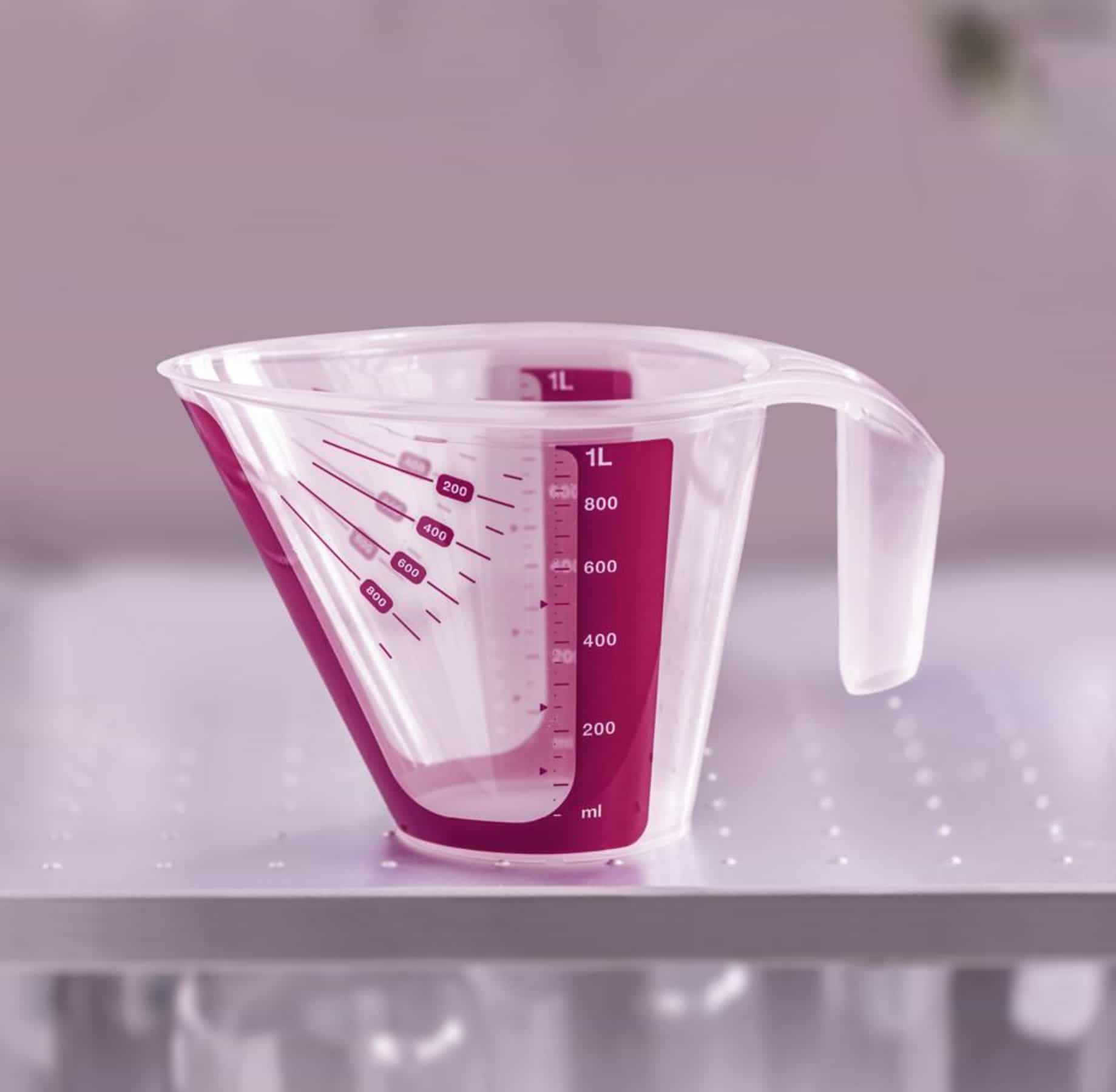 Messgenau 1L von der Marke Tupperware / in der Farbe Beere-Transparent / mit Doppelter Messskala / Spülmaschinengeeignet / Hier direkt online kaufen