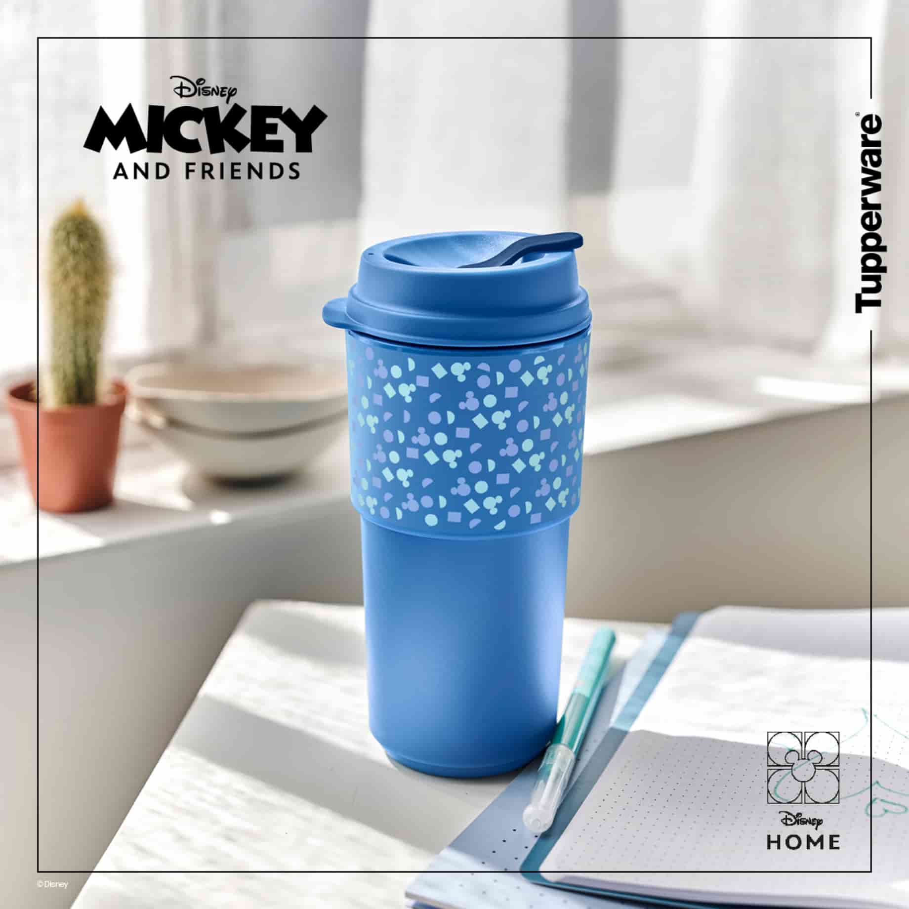 Eco+ Kaffeebecher 490 ml von der Marke Tupperware / in der Farbe Blau mit Mickey Mouse Design / mit Eco+ Straw / Umweltfreundlich & Nachhaltig / mit vor Hitze Schützender Banderole / Hier direkt online kaufen 