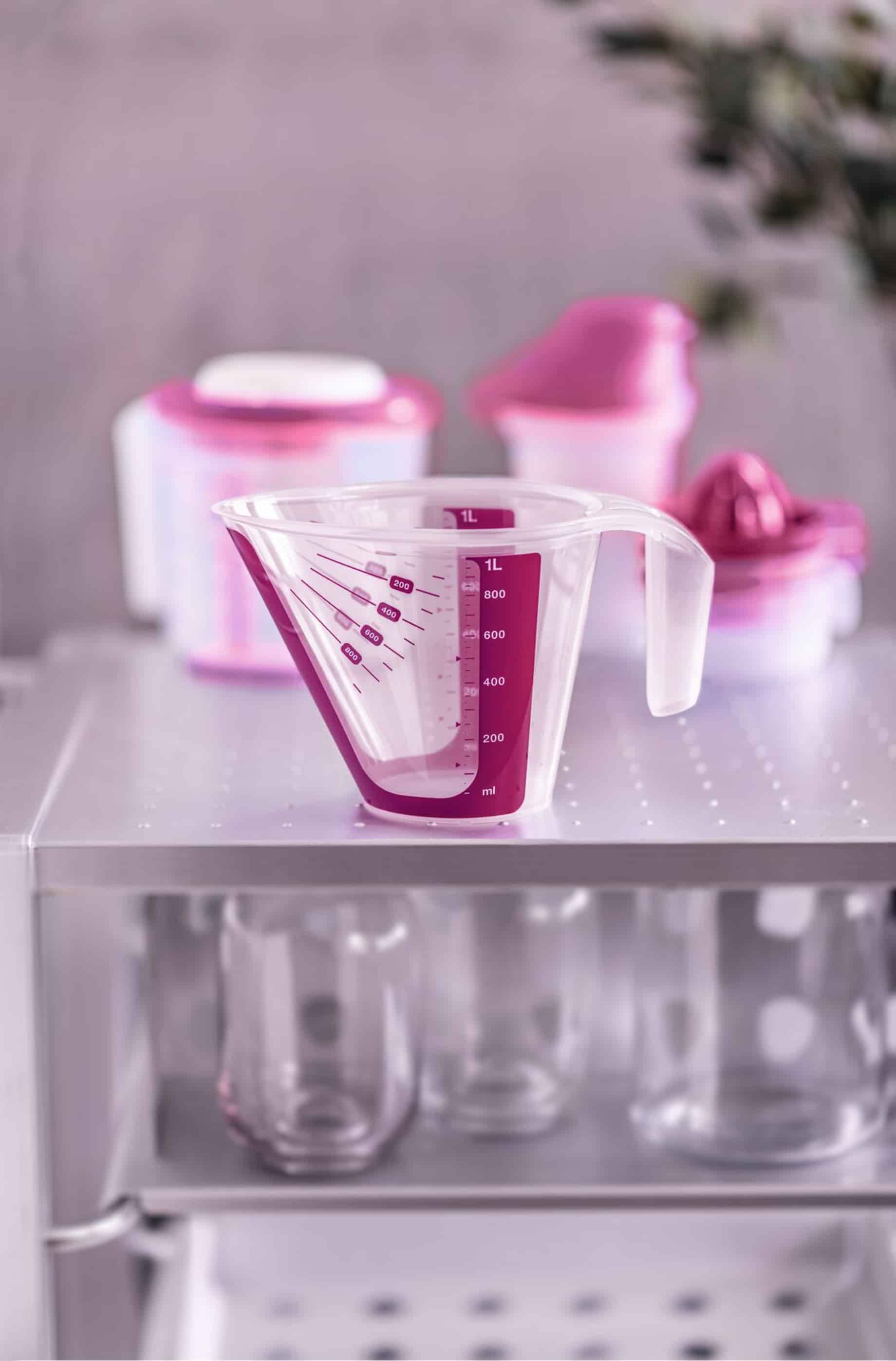 Messgenau 1L von der Marke Tupperware / in der Farbe Beere-Transparent / mit Doppelter Messskala / Spülmaschinengeeignet / Hier direkt online kaufen