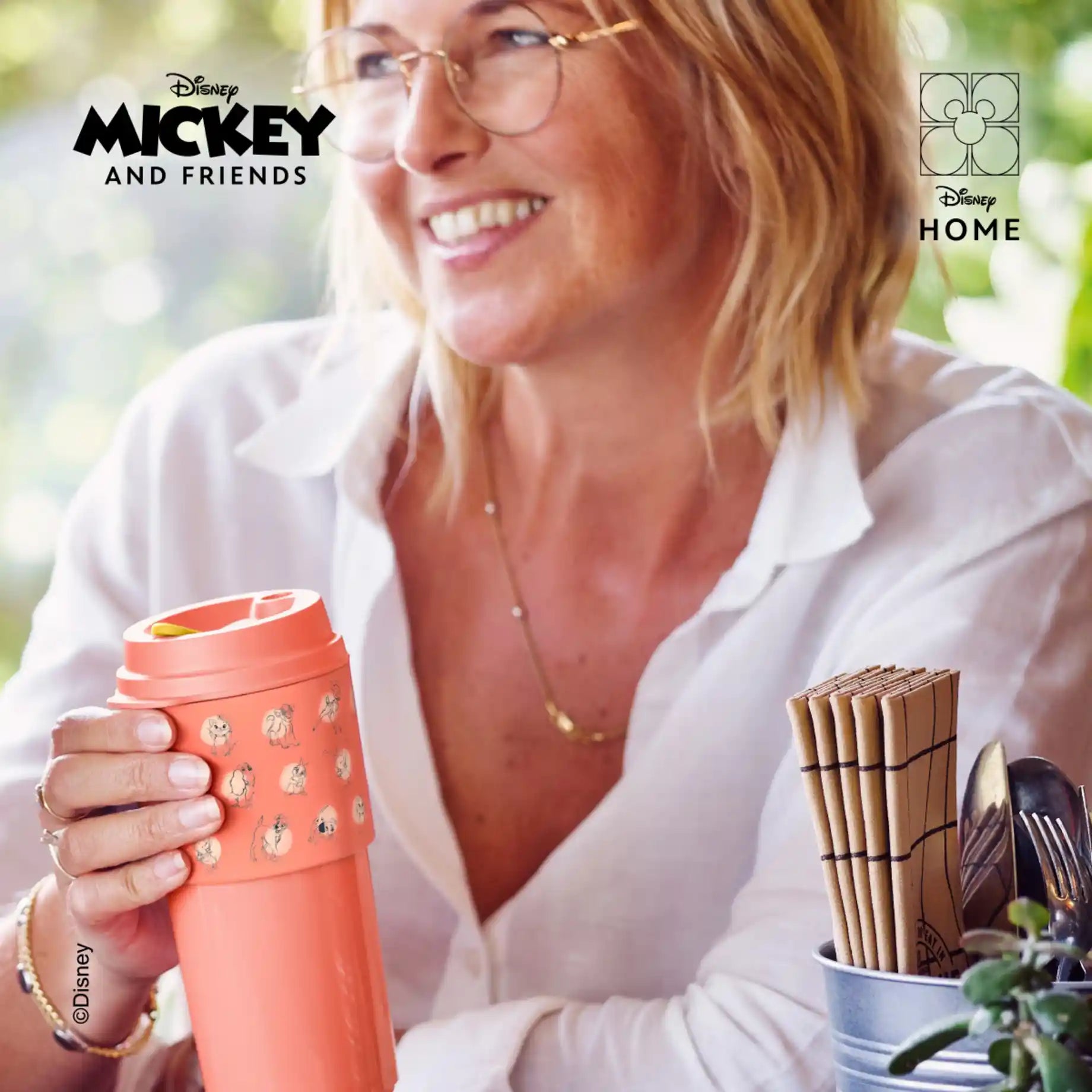 Eco+ Kaffeebecher 490ml von der Marke Tupperware / mit Disney Design / Nachhaltiger Kaffeebecher / Perfekt für Unterwegs / in Trendiger Farbkombination /  Umweltfreundlich / mit Stylischer Banderole die die Finger vor der Hitze schützt / Hier direkt online kaufen 