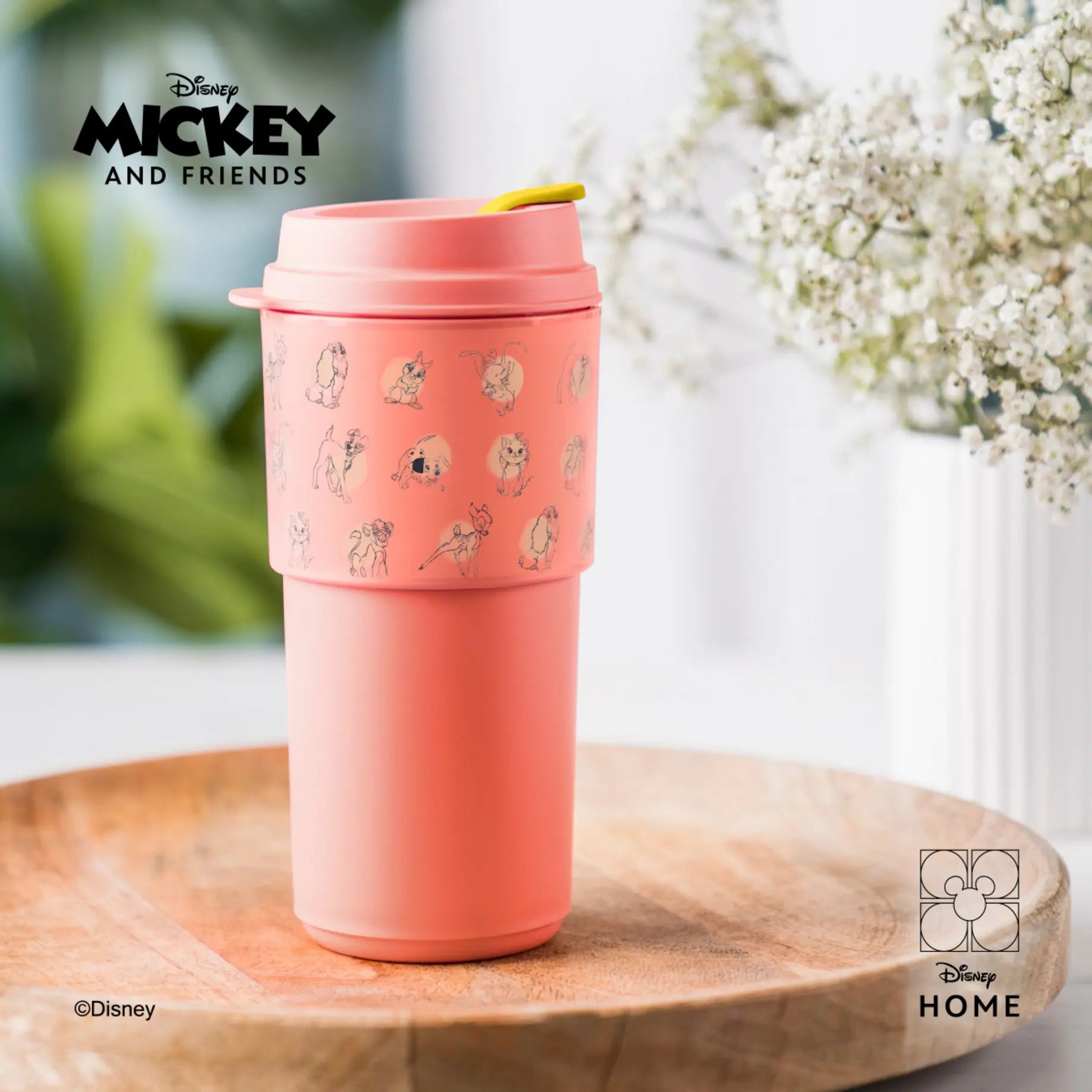 Eco+ Kaffeebecher 490ml von der Marke Tupperware / mit Disney Design / Nachhaltiger Kaffeebecher / Perfekt für Unterwegs / in Trendiger Farbkombination /  Umweltfreundlich / mit Stylischer Banderole die die Finger vor der Hitze schützt / Hier direkt online kaufen 