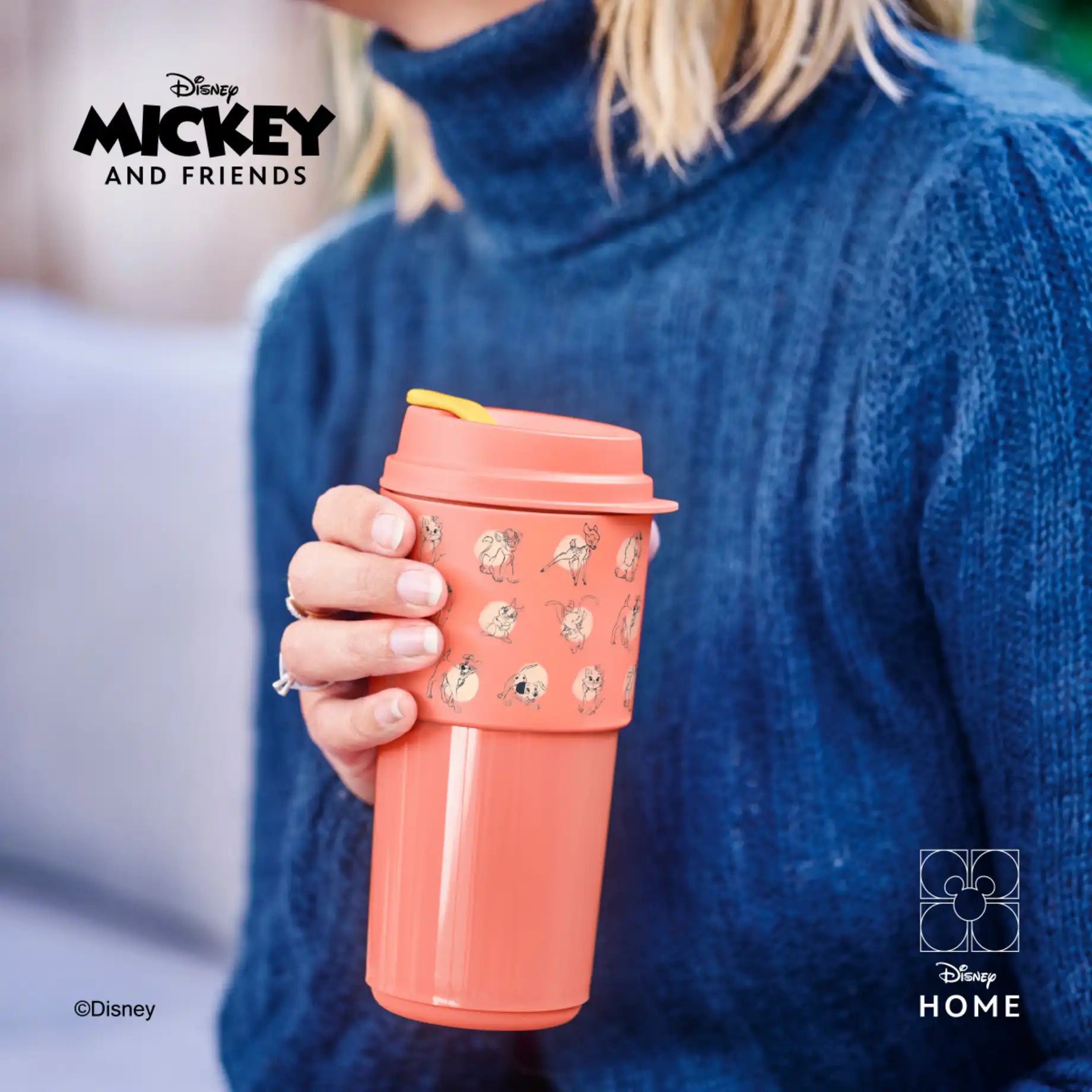 Eco+ Kaffeebecher 490ml von der Marke Tupperware / mit Disney Design / Nachhaltiger Kaffeebecher / Perfekt für Unterwegs / in Trendiger Farbkombination /  Umweltfreundlich / mit Stylischer Banderole die die Finger vor der Hitze schützt / Hier direkt online kaufen 