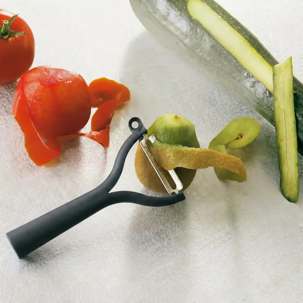 Universalschäler in Schwarz von der Marke Tupperware / Flach und Wellenschliff in einem / mit kleinem Ausstecher / für Obst und Gemüse / Hier direkt online kaufen