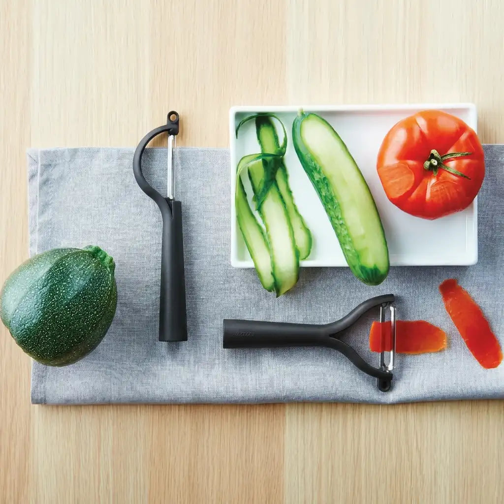 Universalschäler in Schwarz von der Marke Tupperware / Flach und Wellenschliff in einem / mit kleinem Ausstecher / für Obst und Gemüse / Hier direkt online kaufen