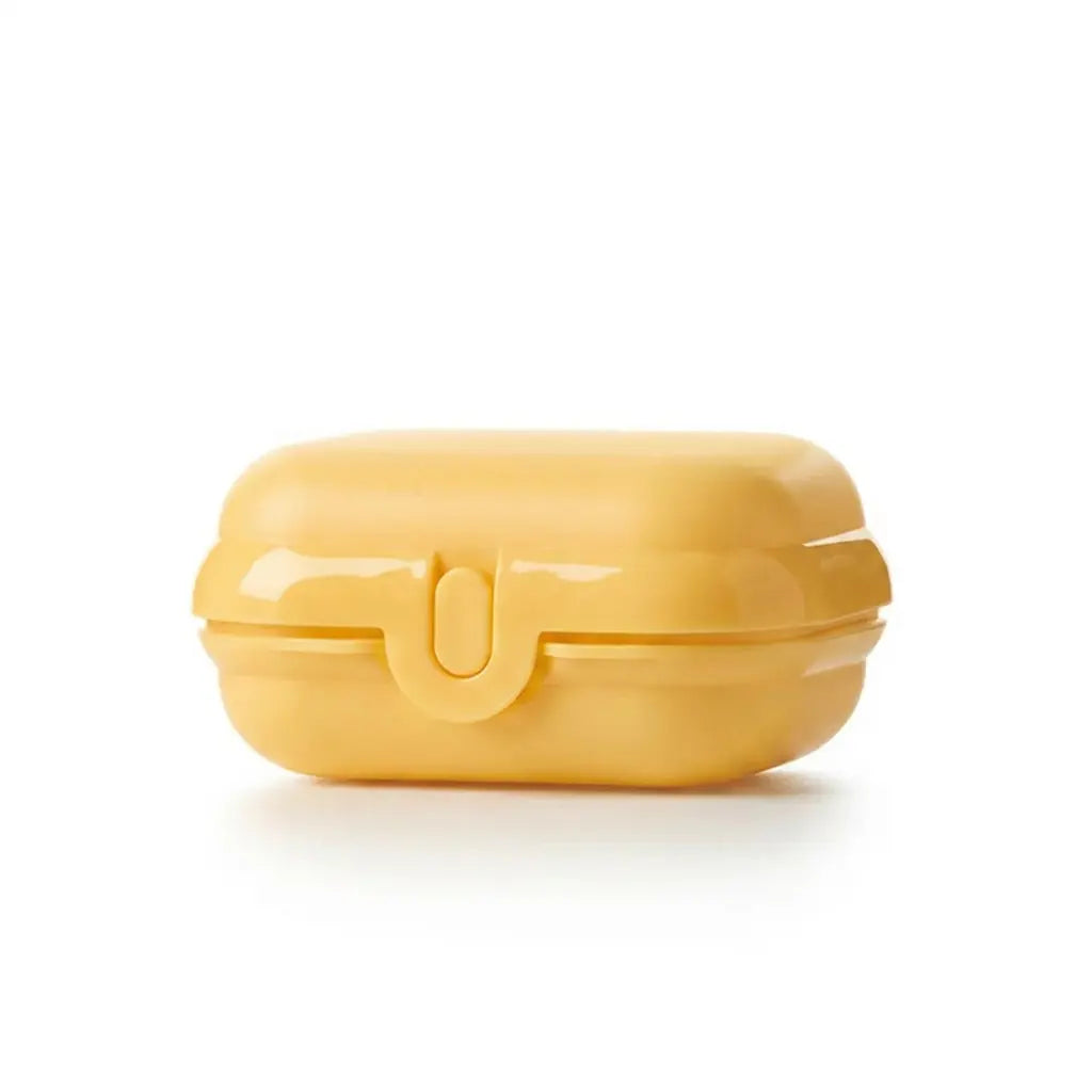 Oyster Mini Twin Box von der Marke Tupperware / in der Farbe Gelb mit BigT Design / Ideal zum Aufbewahren von Kleinigkeiten / Passt in jede Tasche / handlich durch ihre abgerundete Form / leicht zu öffnen und zu schließen / hier direkt online kaufen 