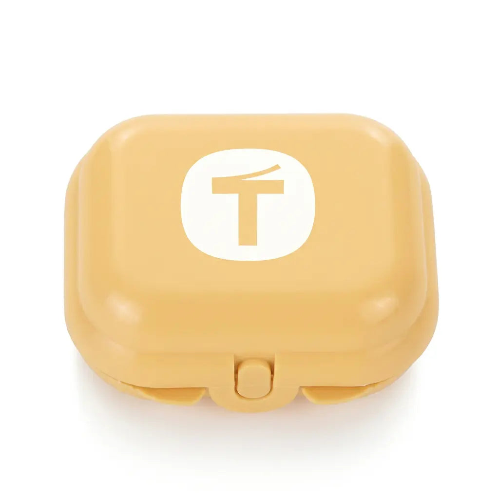 Oyster Mini Twin Box von der Marke Tupperware / in der Farbe Gelb mit BigT Design / Ideal zum Aufbewahren von Kleinigkeiten / Passt in jede Tasche / handlich durch ihre abgerundete Form / leicht zu öffnen und zu schließen / hier direkt online kaufen 