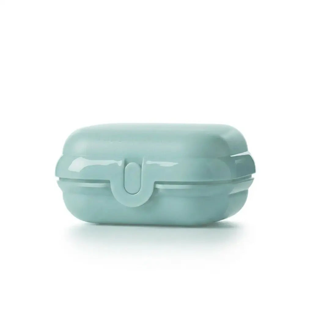 Oyster Mini Twin Box von der Marke Tupperware / in der Farbe Blau mit BigT Design / Ideal zum Aufbewahren von Kleinigkeiten / Passt in jede Tasche / handlich durch ihre abgerundete Form / leicht zu öffnen und zu schließen / hier direkt online kaufen 