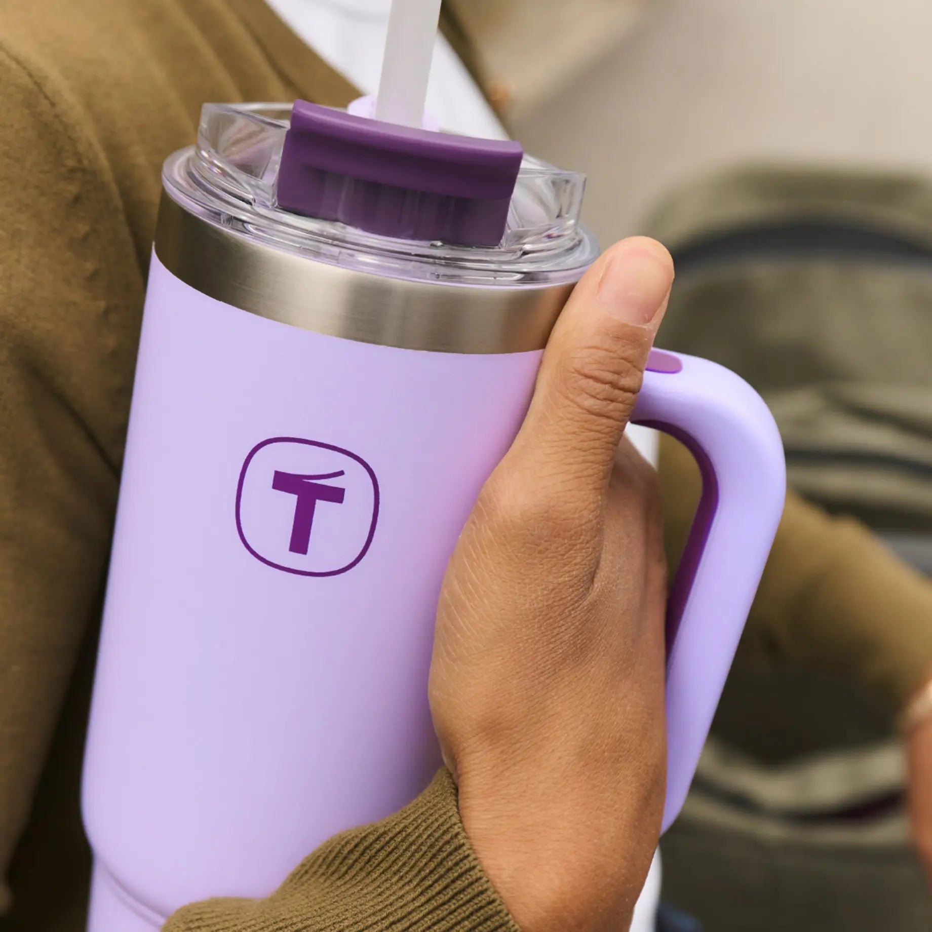Big T Tumbler 1,1 Liter von der Marke Tupperware / in der Farbe Lila / Isolierbehälter / Isolierbecher / hält Getränke Warm oder Kalt / ideal für Unterwegs / Auslaufsicher / Hier direkt online kaufen 