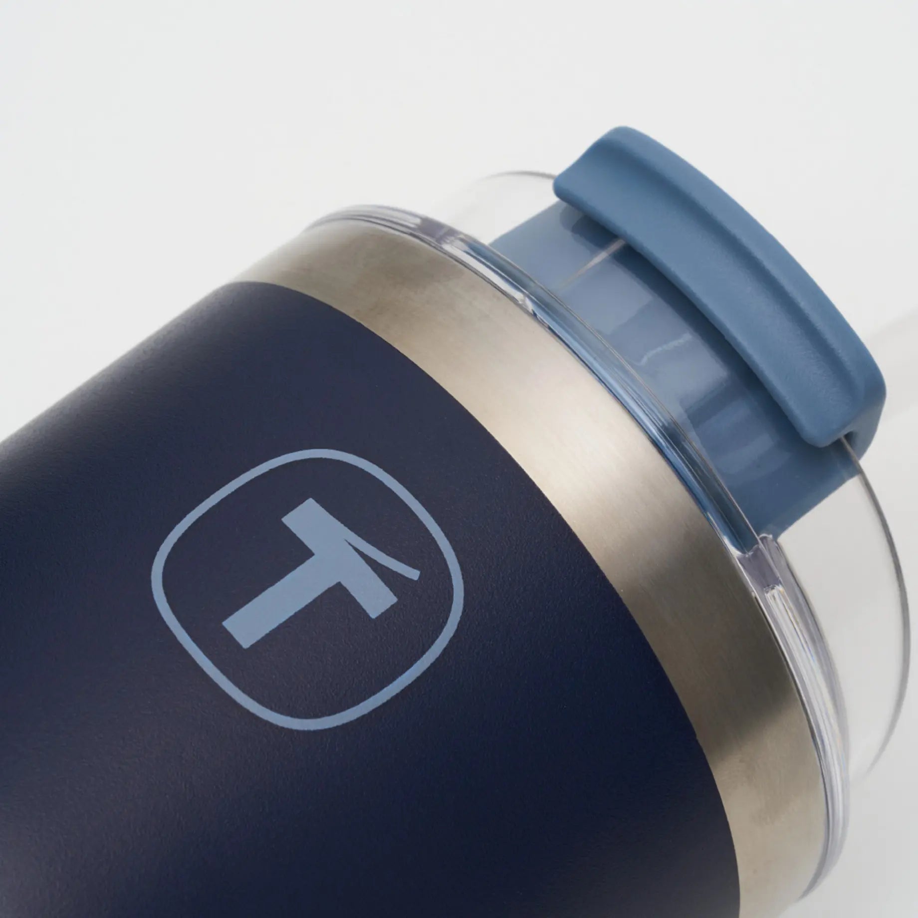 Big T tumbler 1,1 Liter von der Marke Tupperware / in der Farbe Dunkelblau / Isolierbecher / Isoliergefäß / Thermobecher / Ideal für Unterwegs / hält Getränke Heiß und Kalt / Hier direkt online kaufen