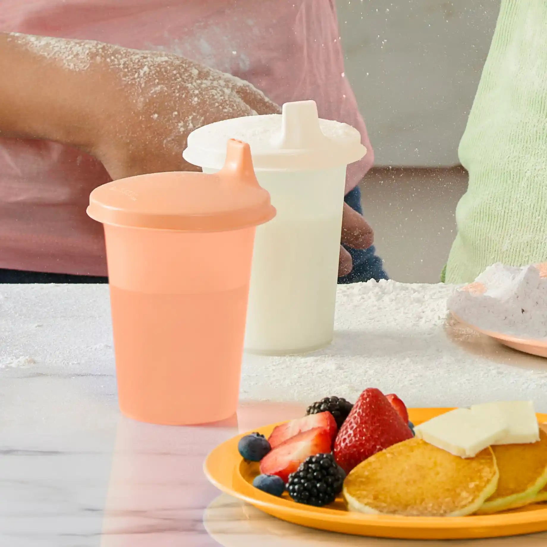 TupperCare Trinkbecher Set von der Marke Tupperware / 2 Stück / Granulierte Oberfläche sorgt für einen guten Griff / einfaches Trinken durch Trinköffnung / Für kalte und stille Getränke / Speziell für Kleinkinder / Hier direkt online kaufen