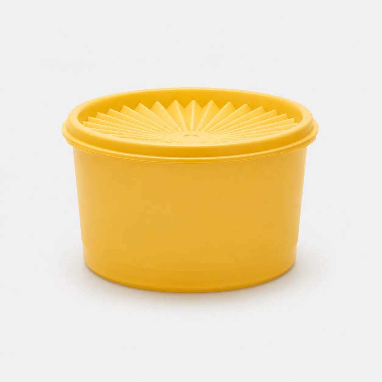Kleine Sonne 910 ml von der Marke Tupperware / in der Farbe Gelb / Lebensmittelbehälter / Aufbewahrungsdose / Luftdichtschließend / Modular stapelbar / Ideal für Unterwegs / Hier direkt online kaufen