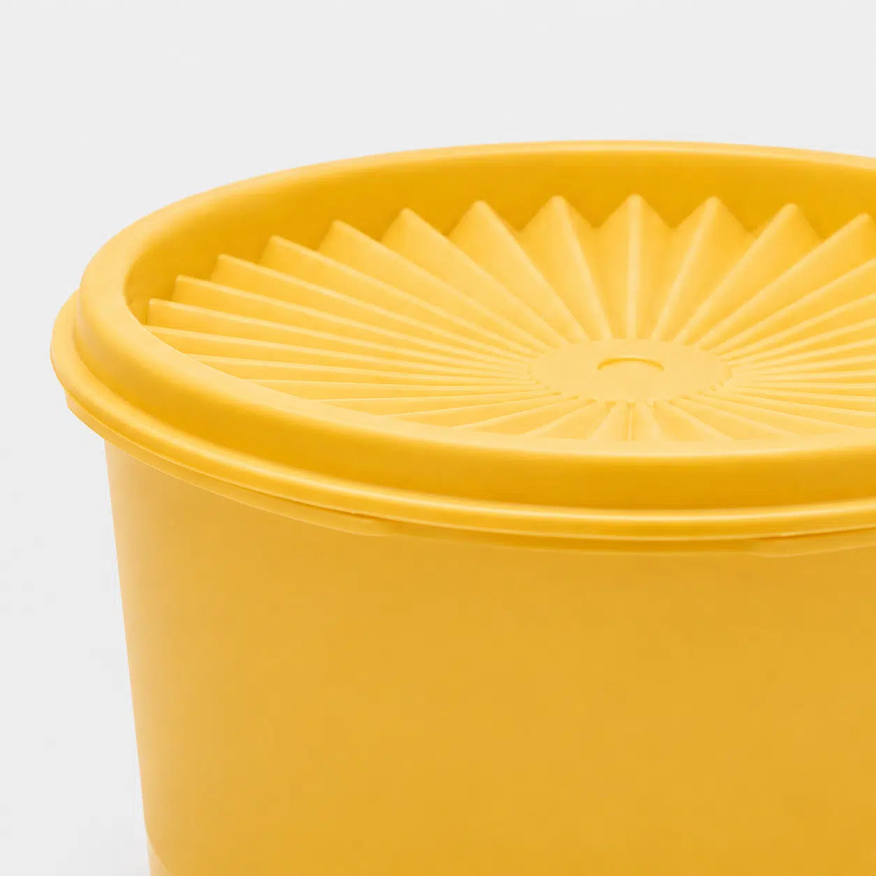 Kleine Sonne 910 ml von der Marke Tupperware / in der Farbe Gelb / Lebensmittelbehälter / Aufbewahrungsdose / Luftdichtschließend / Modular stapelbar / Ideal für Unterwegs / Hier direkt online kaufen