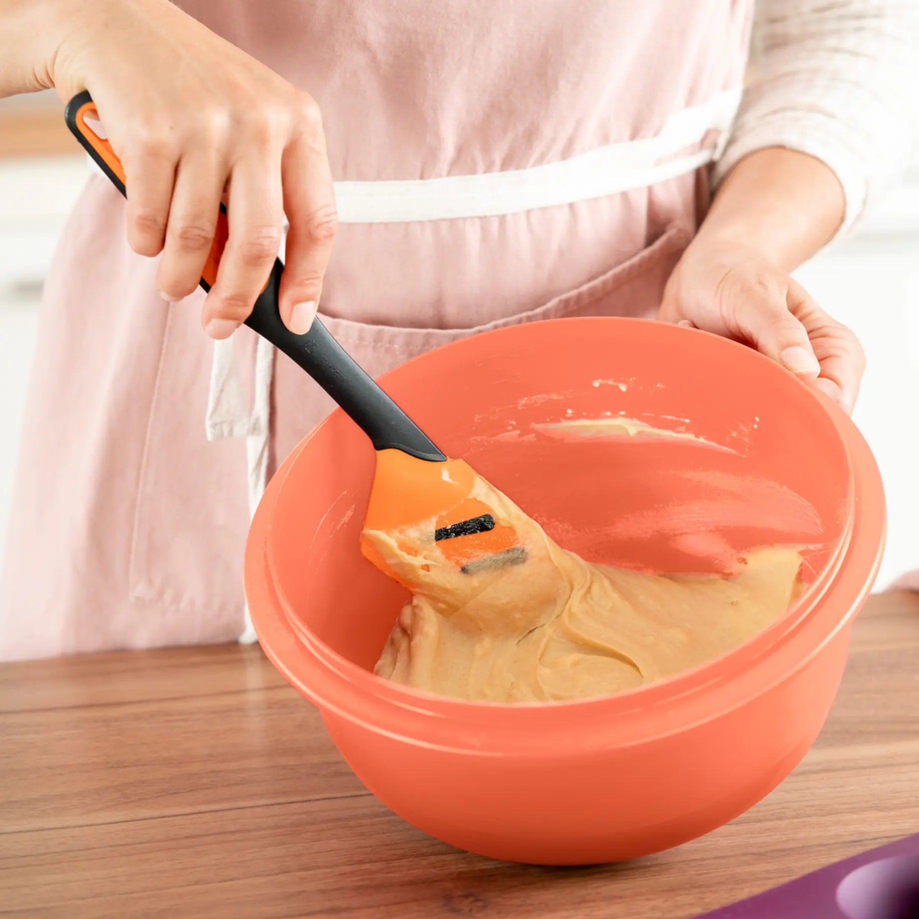 Tupperware Top-Schaber (Teigschaber) im Einsatz