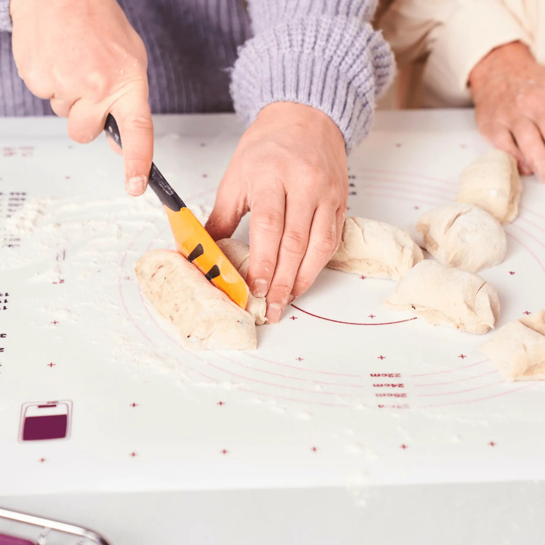 Top-Schaber, Griffbereit in Orange von der Marke Tupperware / Flexibler Silikonschaber / zum Vermengen und Ausschaben / Küchenhelfer / mit ergonomischen Griff / Teigschaber / Bild Allgemeininformationen / Hier direkt online kaufen