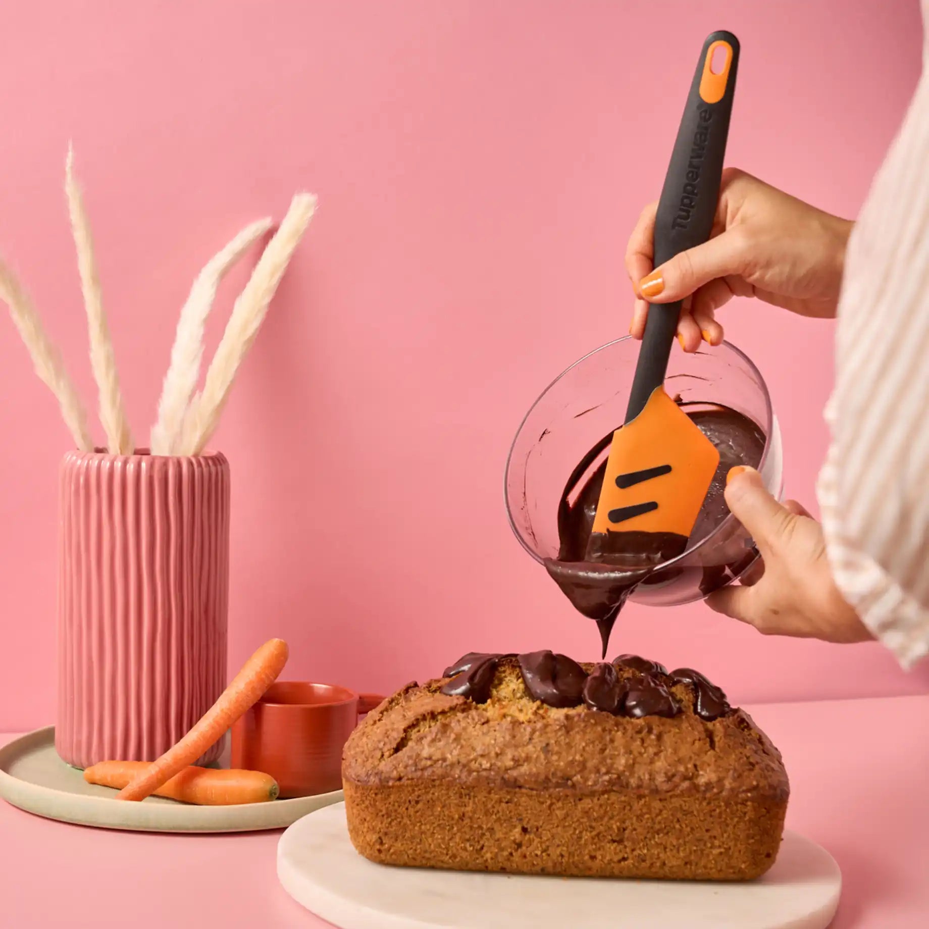 Top-Schaber, Griffbereit in Orange von der Marke Tupperware / Flexibler Silikonschaber / zum Vermengen und Ausschaben / Küchenhelfer / mit ergonomischen Griff / Teigschaber / Bild Allgemeininformationen / Hier direkt online kaufen