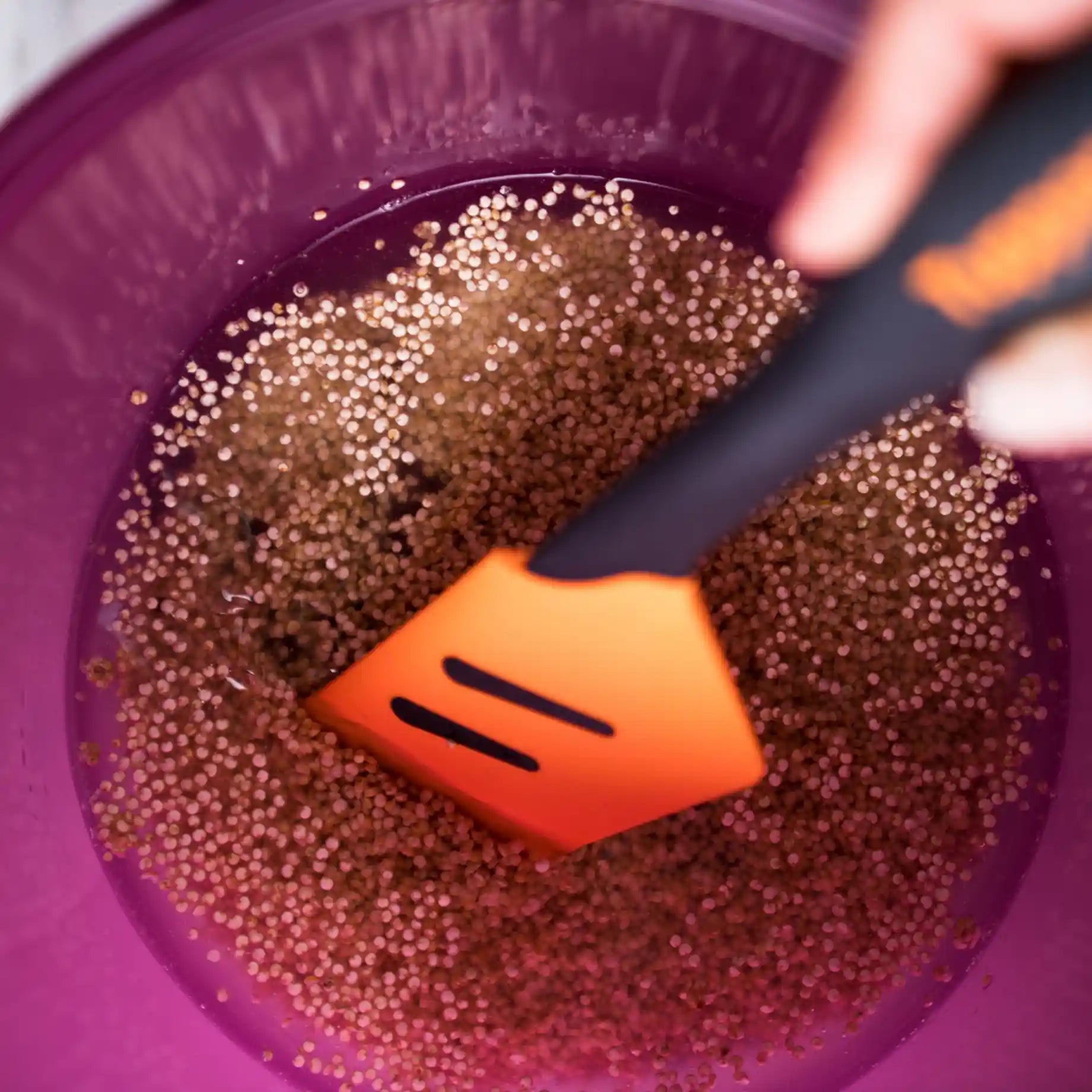 Top-Schaber, Griffbereit in Orange von der Marke Tupperware / Flexibler Silikonschaber / zum Vermengen und Ausschaben / Küchenhelfer / mit ergonomischen Griff / Teigschaber / Bild Allgemeininformationen / Hier direkt online kaufen