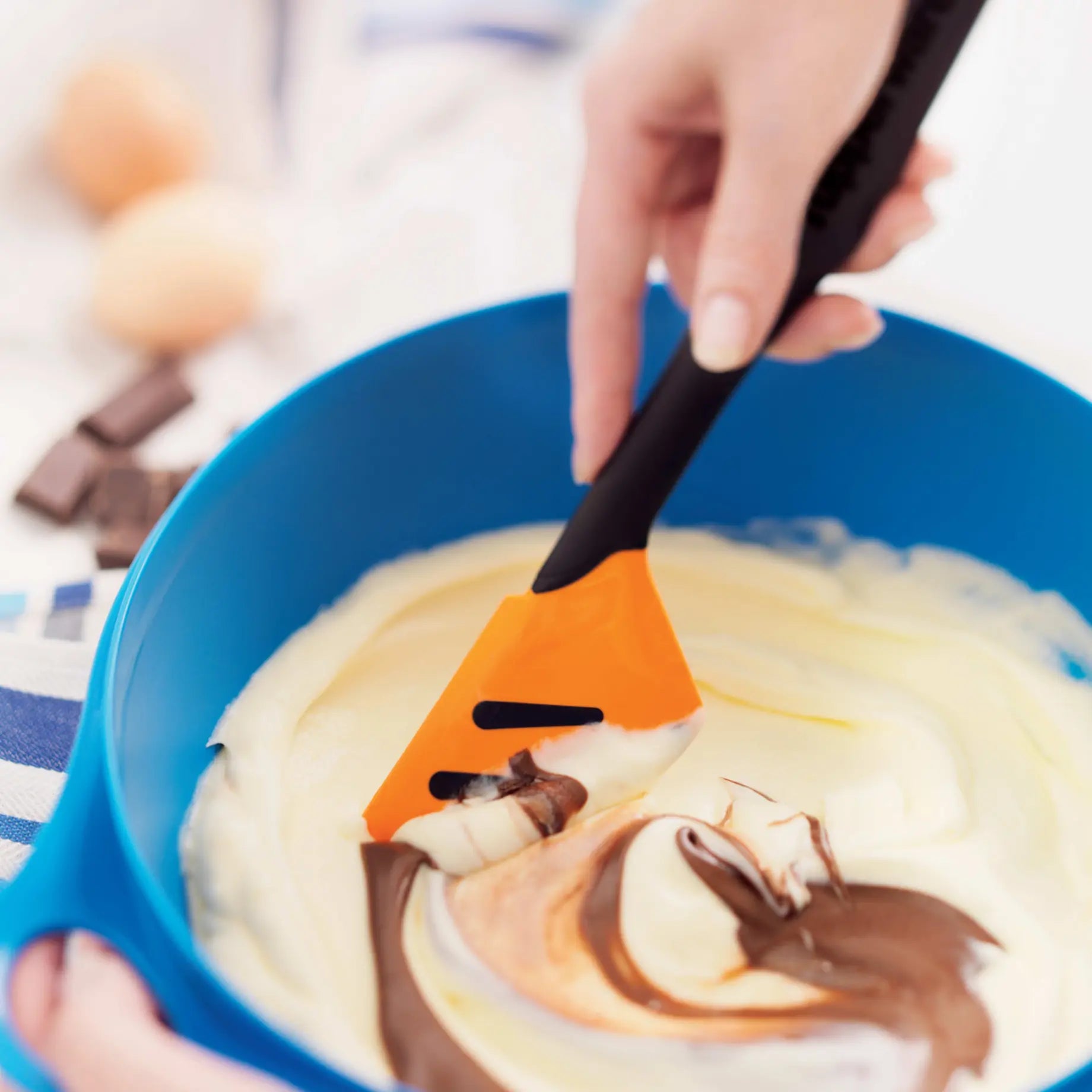 Top-Schaber, Griffbereit in Orange von der Marke Tupperware / Flexibler Silikonschaber / zum Vermengen und Ausschaben / Küchenhelfer / mit ergonomischen Griff / Teigschaber / Info Bild Produktratgeber / Hier direkt online kaufen