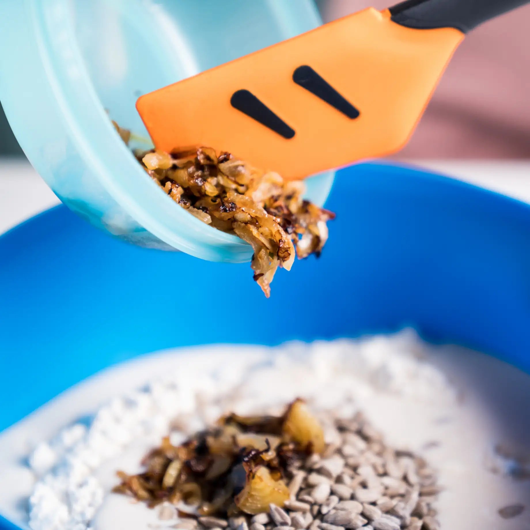 Top-Schaber, Griffbereit in Orange von der Marke Tupperware / Flexibler Silikonschaber / zum Vermengen und Ausschaben / Küchenhelfer / mit ergonomischen Griff / Teigschaber / Info Bild Produktratgeber / Hier direkt online kaufen