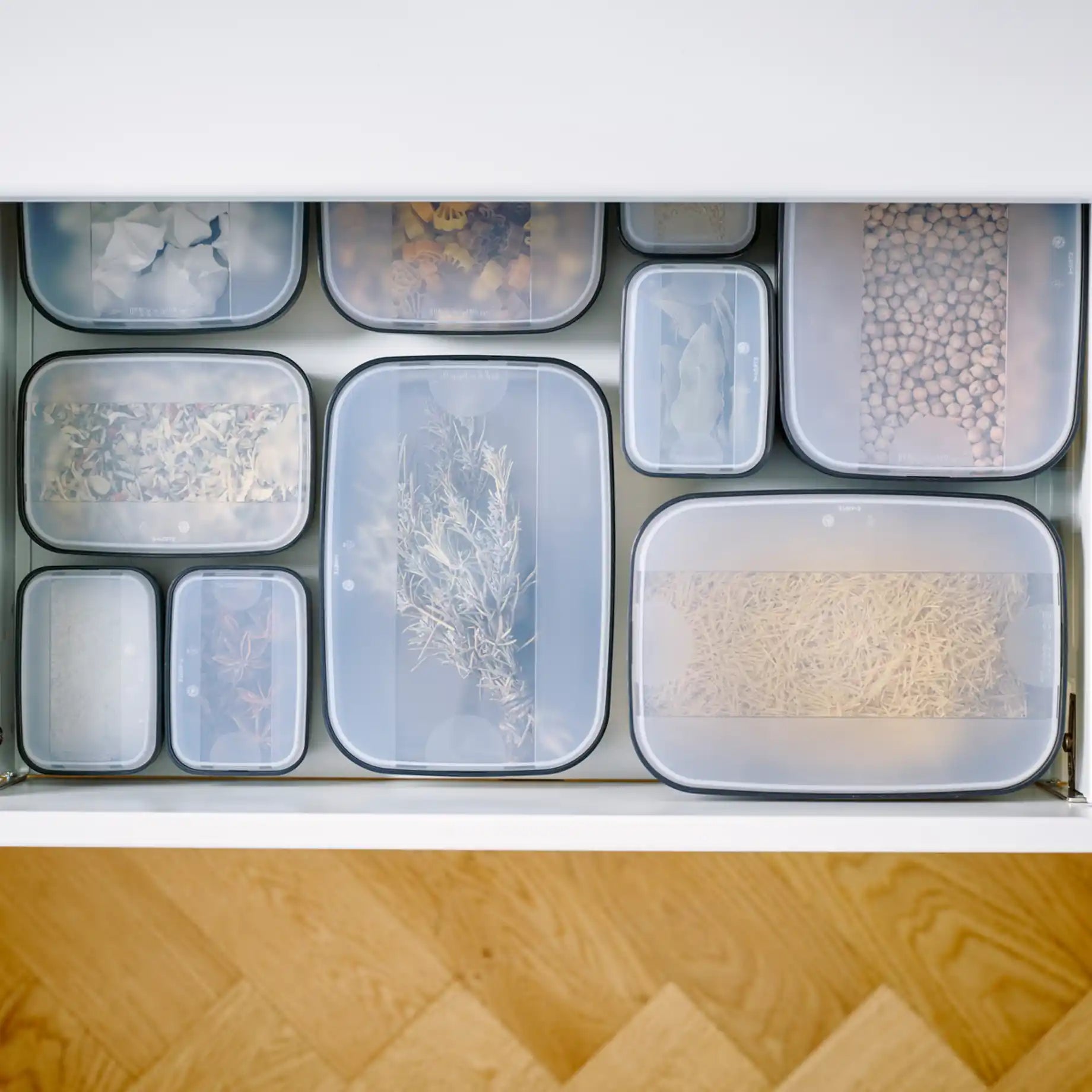 Tupperware Vorratsbehälter Swing-Box | 450 ml | Klein | Grau 11159092 Aufbewahrung / Vorratsbehälter Swing Box 450ml klein von der Marke Tupperware / in der Farbe Grau / Swing Box / Vorratsbehälter / Aufbewahrungsbehälter / Stapelbar mit Deckel / Lebensmittelbehälter / Hier direkt online kaufen