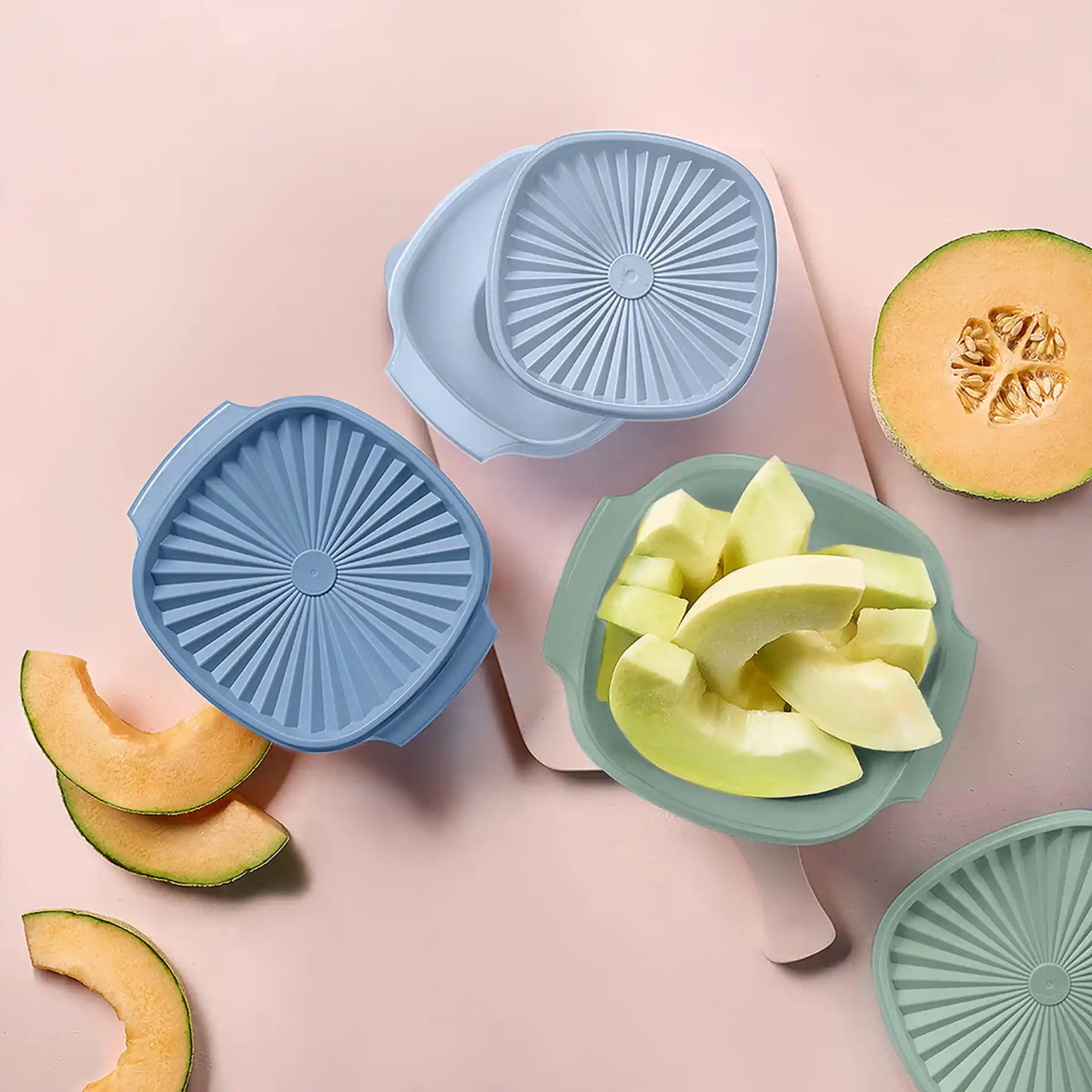 Tupperware Servierschüsseln Sonne Trio | 3 Stück 11180376 Aufbewahrung / Servierschüsseln Sonne Trio von der Marke Tupperware / in den Farben Hellblau, Blau und Grün / Transportschüsseln / Servierschüsseln / Lebensmittelbehälter Set / Stapelbar / hier direkt online kaufen