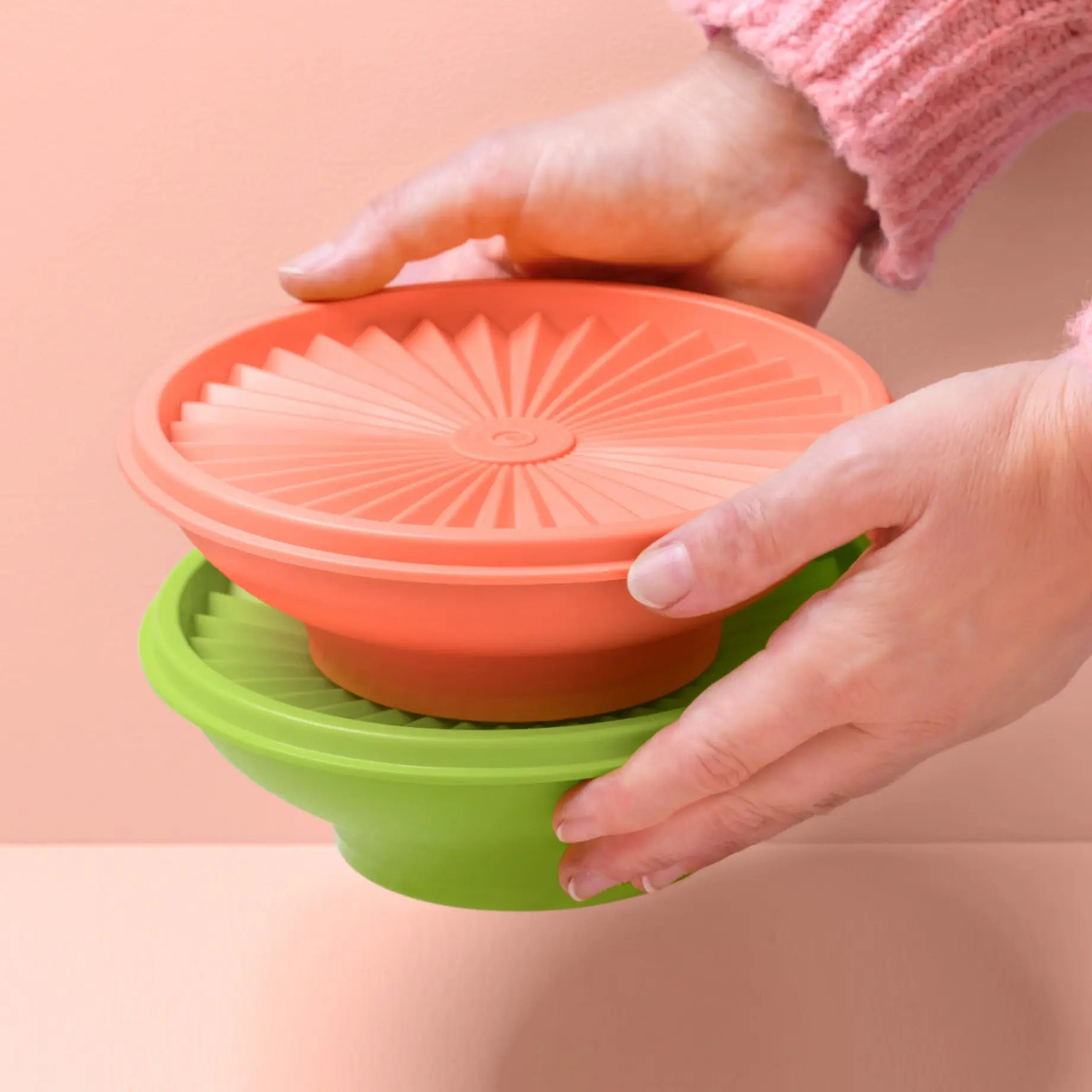 Tupperware Servalier® Dessertschüsseln Sonne | 2 Stück | Grün · Orange 11175415 Aufbewahrung / Servalier Dessertschüsseln Sonne von der Marke Tupperware / in den Farben Orange Grün / Stapelbar / Lebensmittelbehälter / Sonnenbehälter / Hier direkt online kaufen
