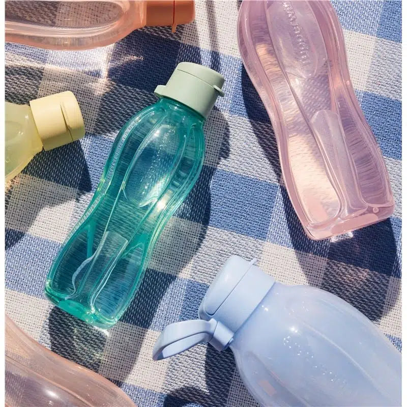 Tupperware Trinkflaschen 750 ml | EcoEasy | 2 Stück | Salbei · Rosé 11185993 Iconic Bestseller / Tupperware EcoEasy Trinkflasche 750 ml, 2er-Set Salbei und Rosé – mit geöffnetem Klappverschluss