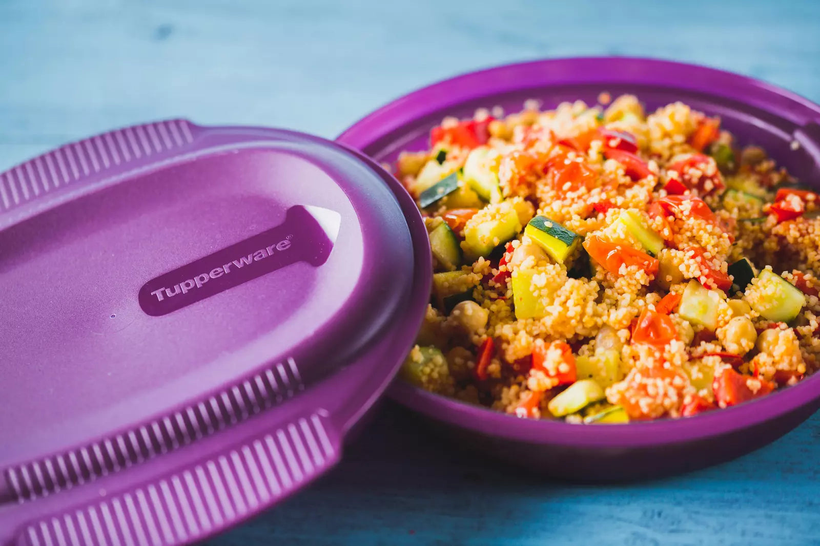 Mikro-Leicht 775 ml rund von der Marke Tupperware / in der Farbe Lila / Mikrowellenbehälter / Ideal geeignet für Speisen aus Ei-Basis / Portionen für 1-2 Personen / hier direkt online kaufen