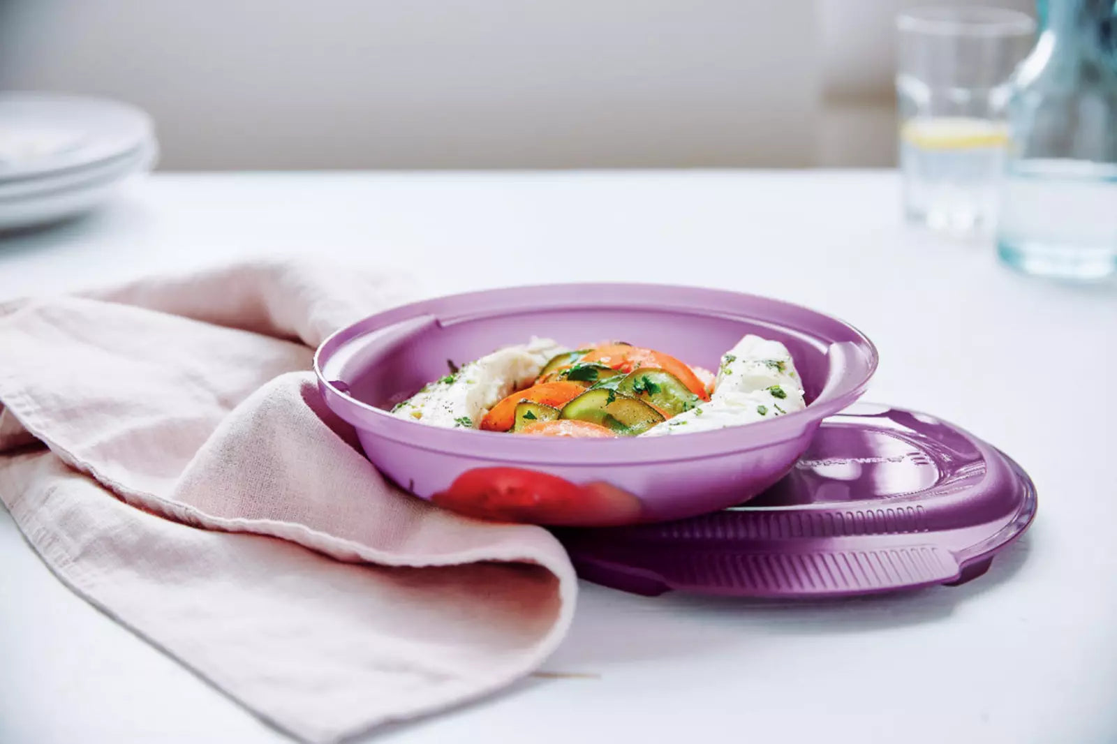 Mikro-Leicht 775 ml rund von der Marke Tupperware / in der Farbe Lila / Mikrowellenbehälter / Ideal geeignet für Speisen aus Ei-Basis / Portionen für 1-2 Personen / hier direkt online kaufen