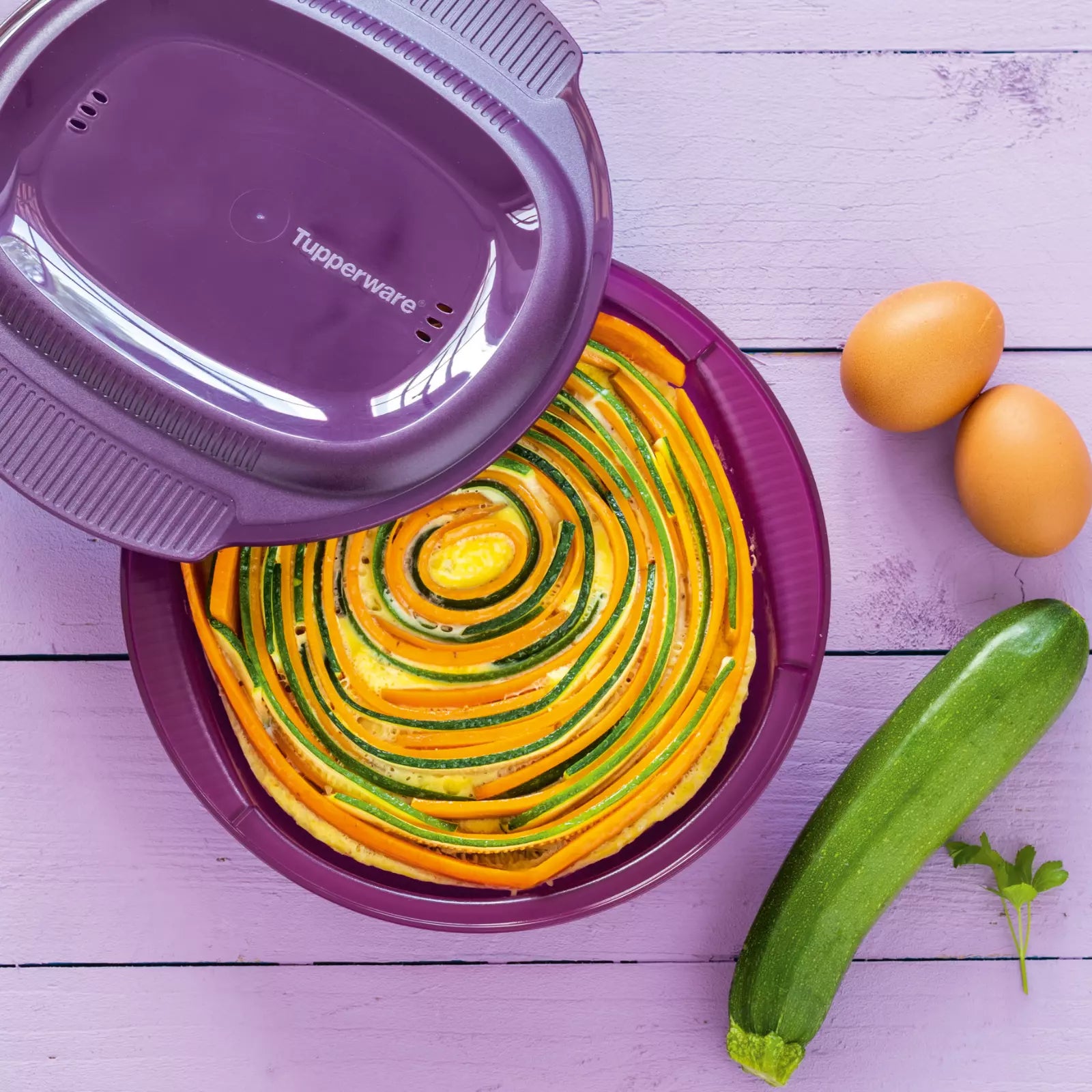 Mikro-Leicht 775 ml rund von der Marke Tupperware / in der Farbe Lila / Mikrowellenbehälter / Ideal geeignet für Speisen aus Ei-Basis / Portionen für 1-2 Personen / hier direkt online kaufen