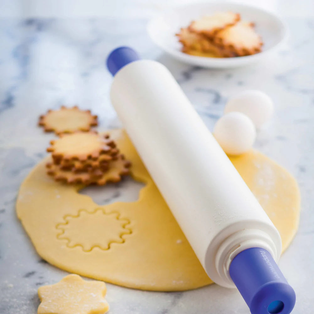 Profi Teigrolle inkl. Abstandshalter von der Marke Tupperware / in der Farbe Lila / Teigrolle mit Ausstecher / Modulare Teigrolle / Hier direkt online kaufen