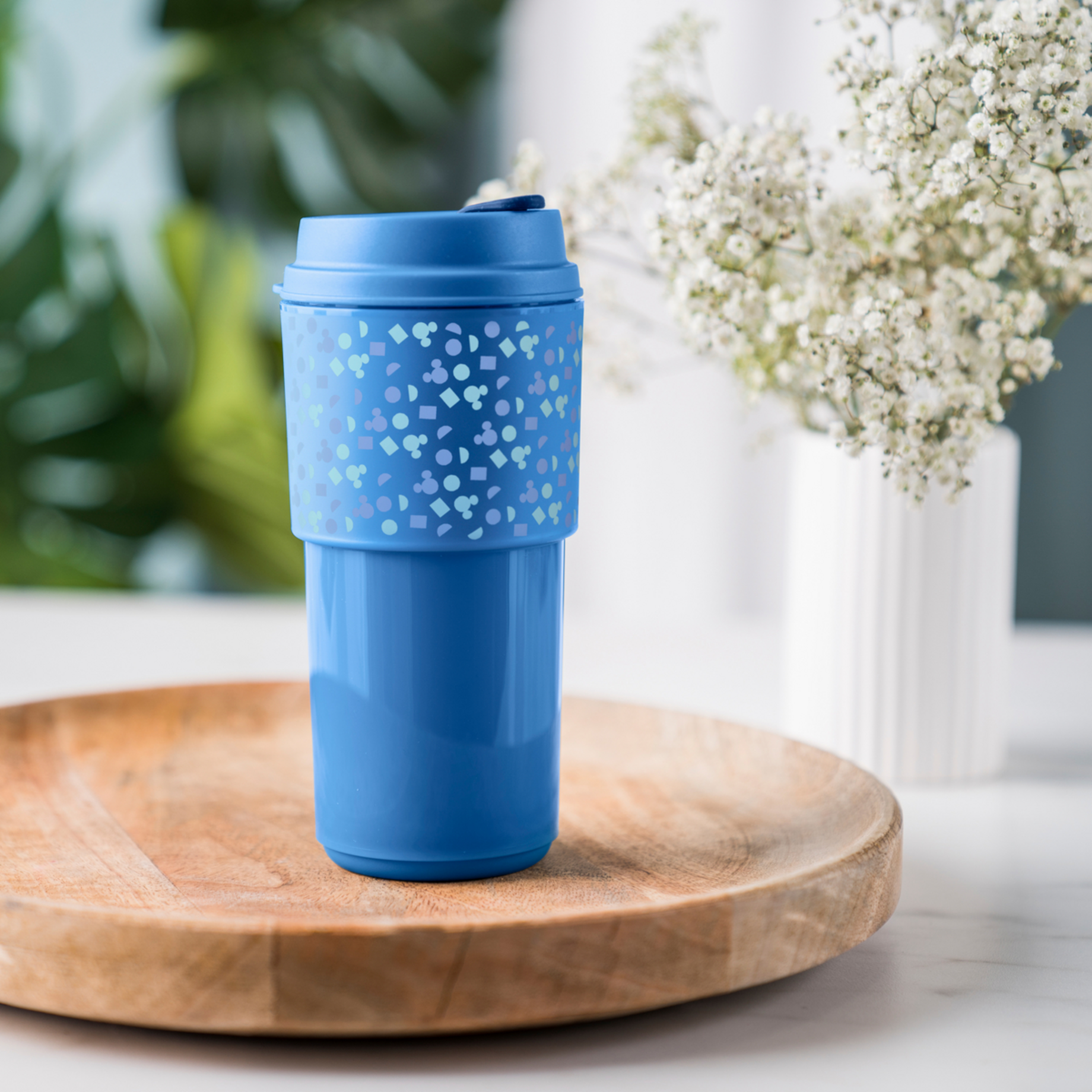 Eco+ Kaffeebecher 490 ml von der Marke Tupperware / in der Farbe Blau mit Mickey Mouse Design / mit Eco+ Straw / Umweltfreundlich & Nachhaltig / mit vor Hitze Schützender Banderole / Hier direkt online kaufen 